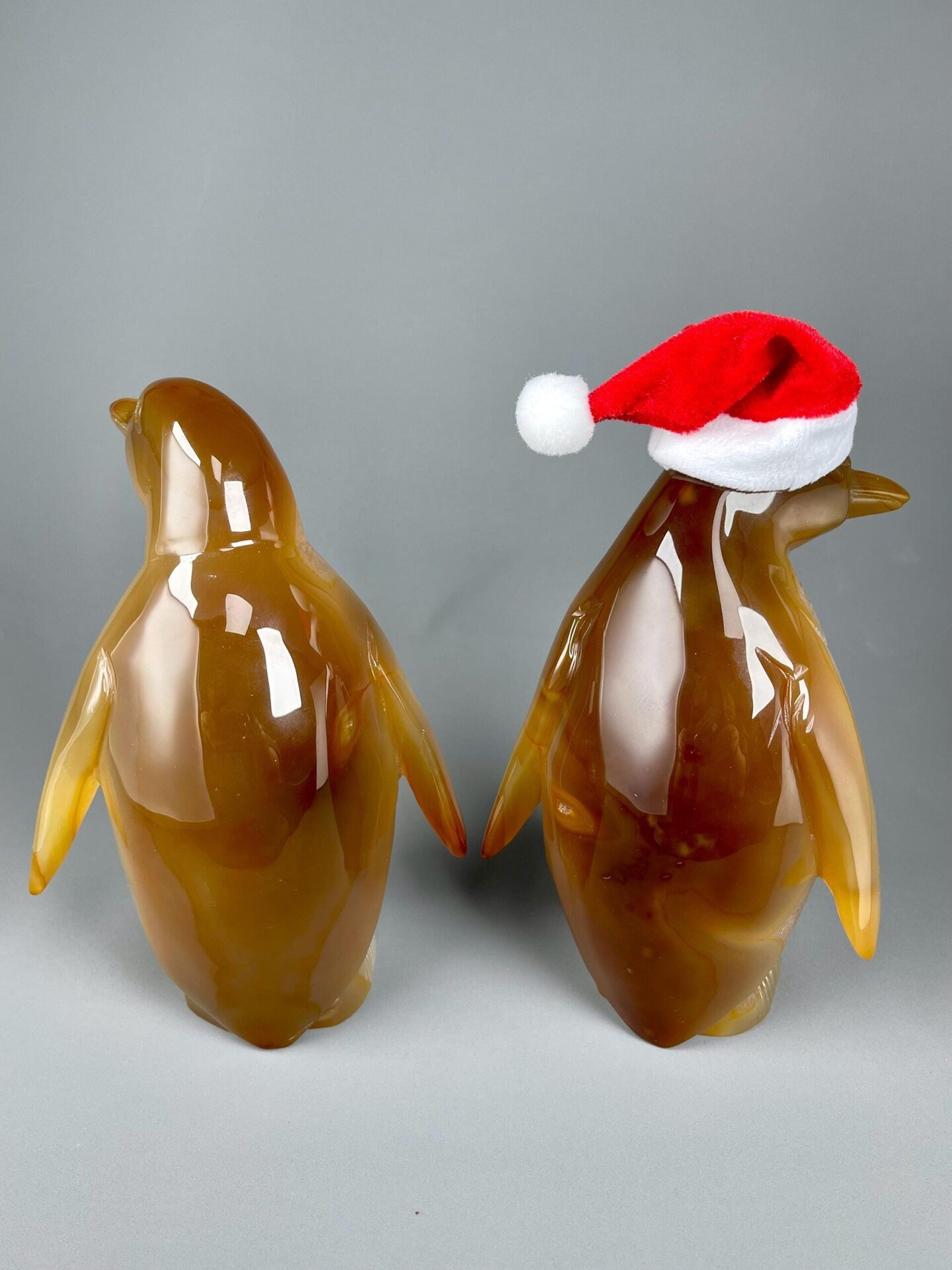 Scale view of 6.9x2.8x4.5 in agate penguin pair