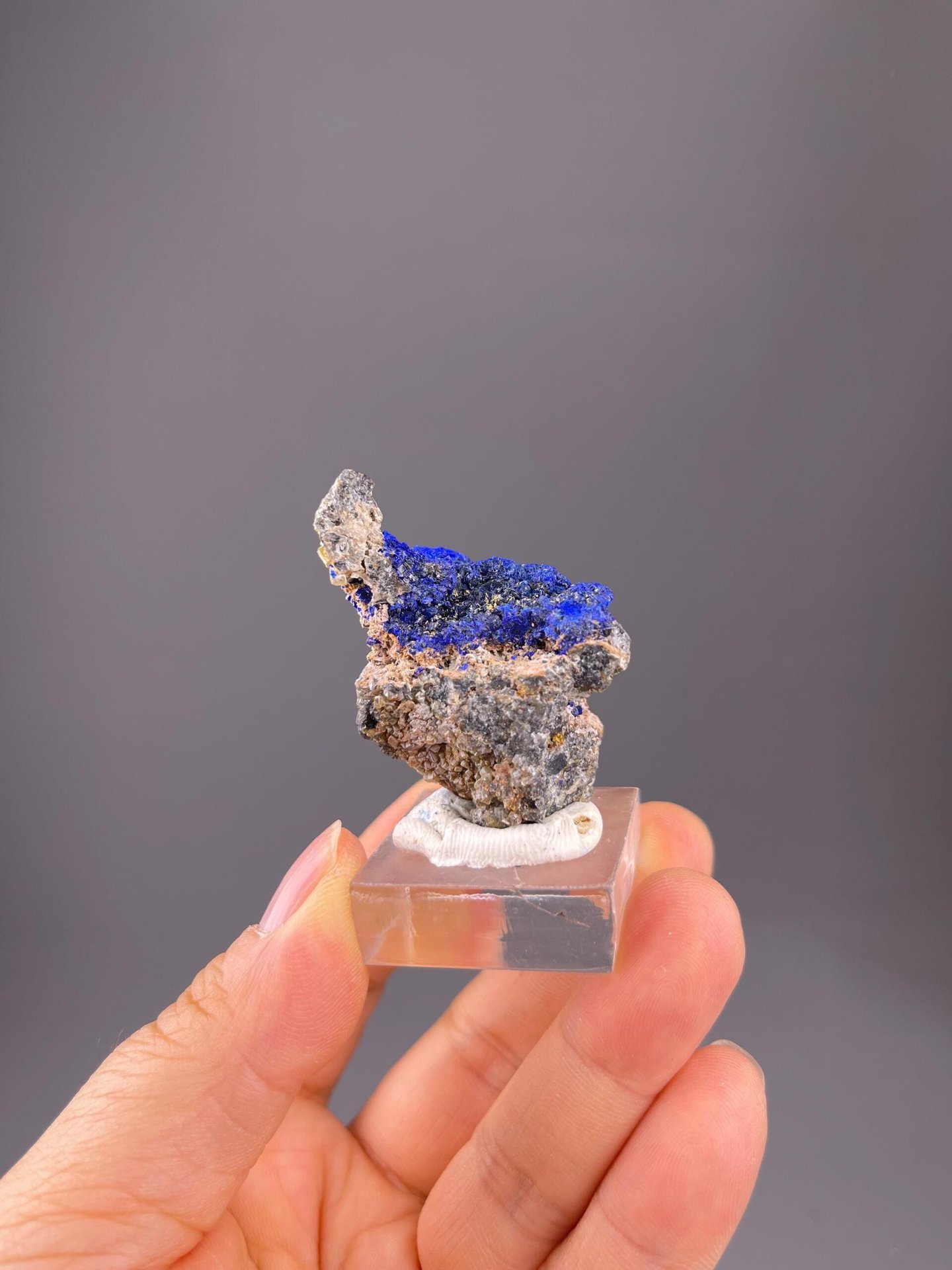 Cu₃(CO₃)₂(OH)₂ monoclinic azurite with brilliant vitreous luster