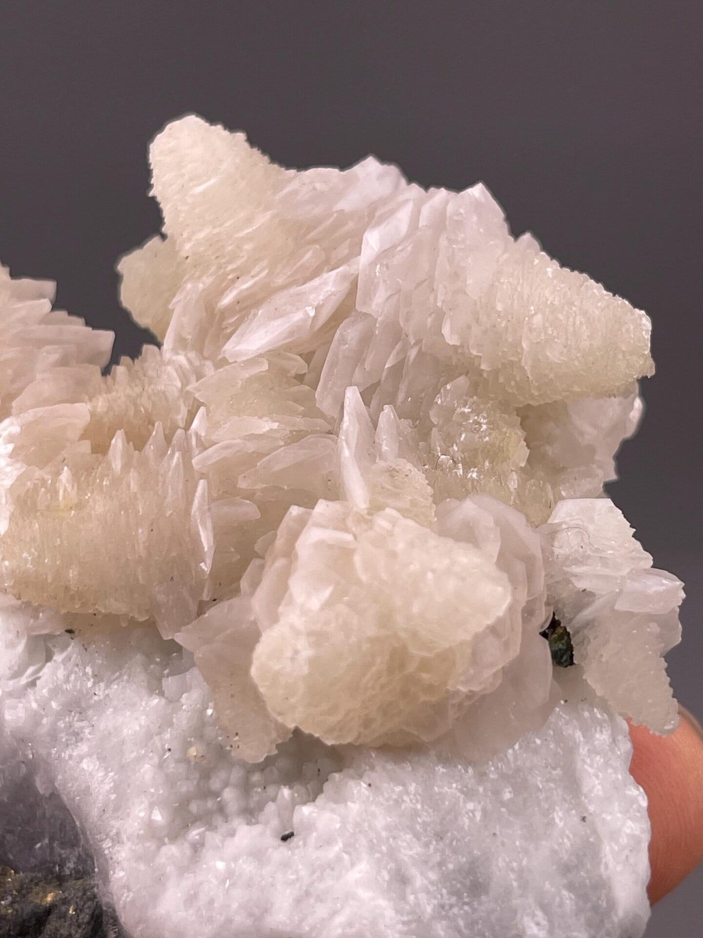 CaCO₃ trigonal calcite cluster with UV fluorescence property