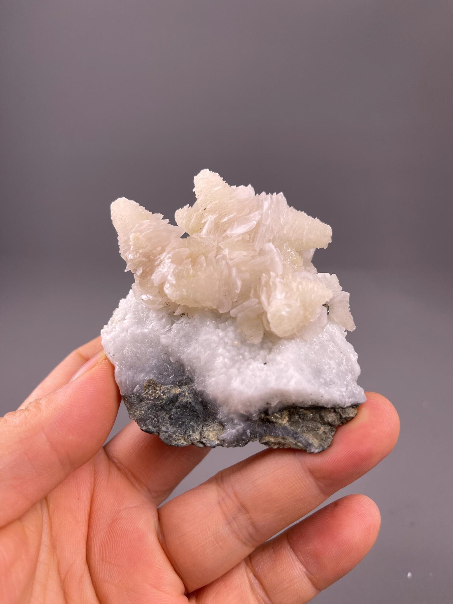 UV-active white calcite with trigonal crystal symmetry