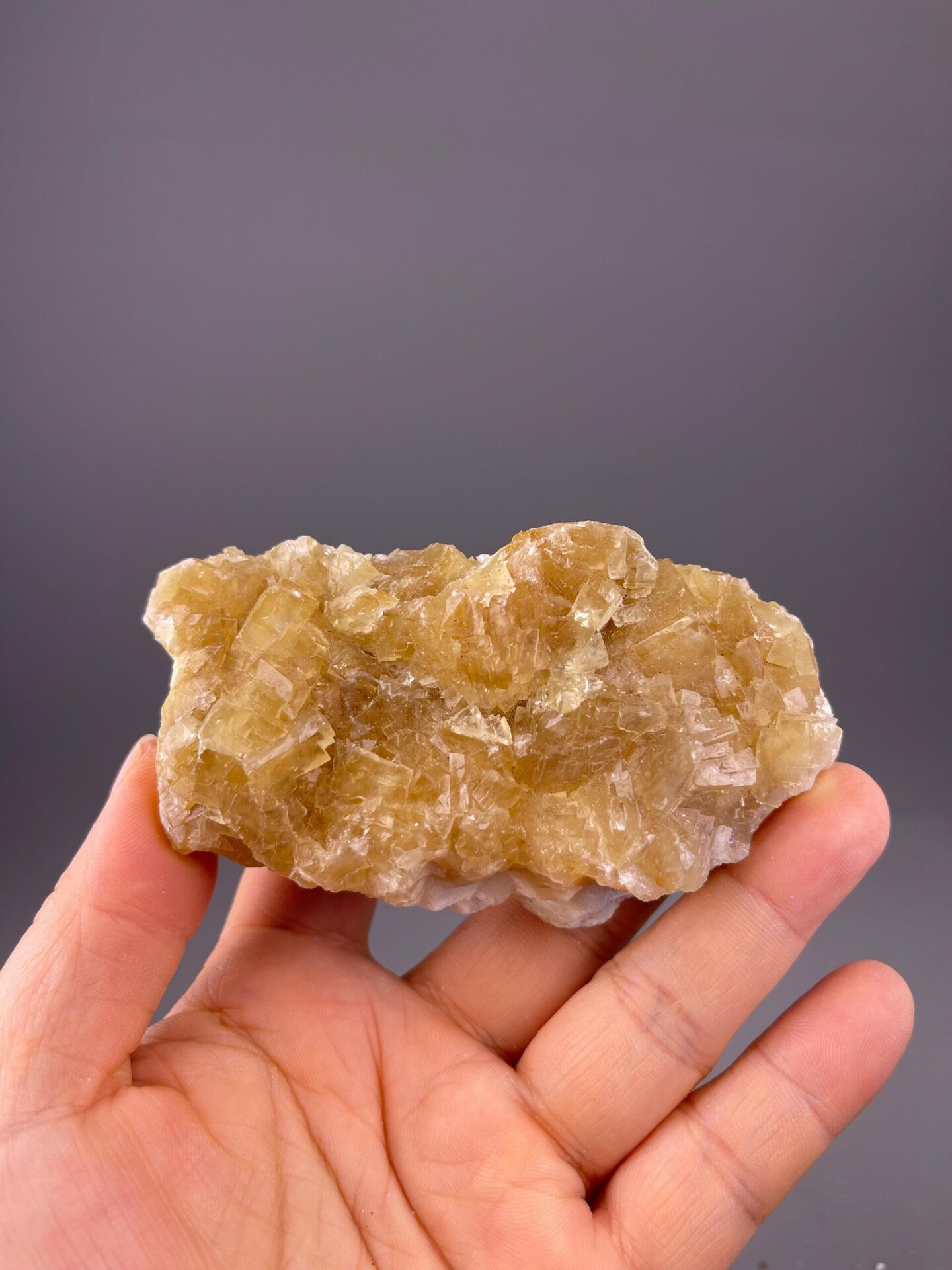 CaF₂ isometric fluorite with warm honey-yellow coloration