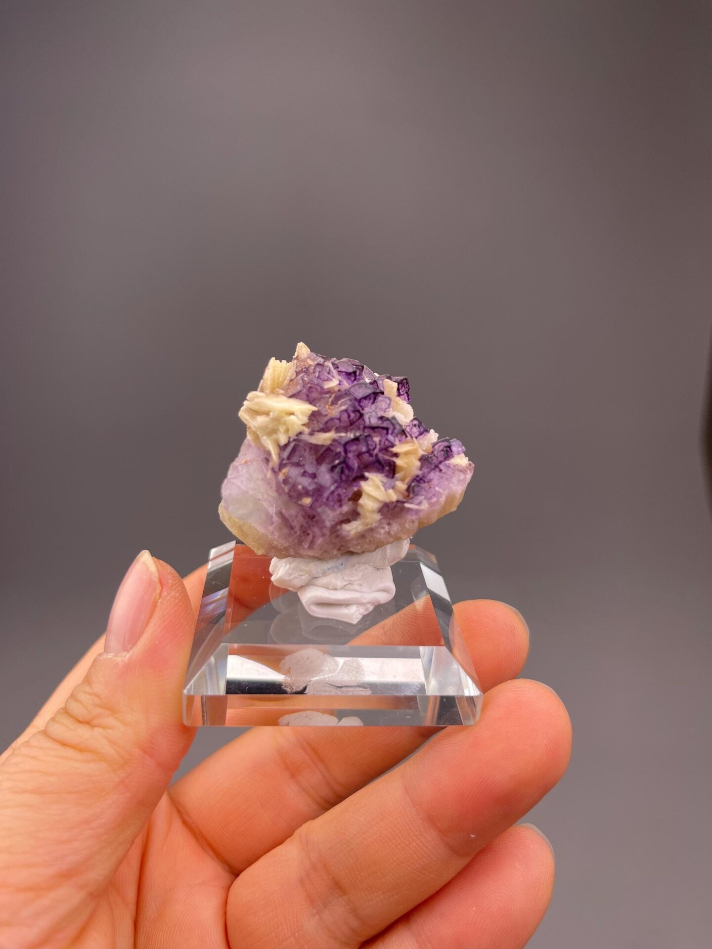 CaF₂ isometric fluorite with rich purple coloration and cubic habit