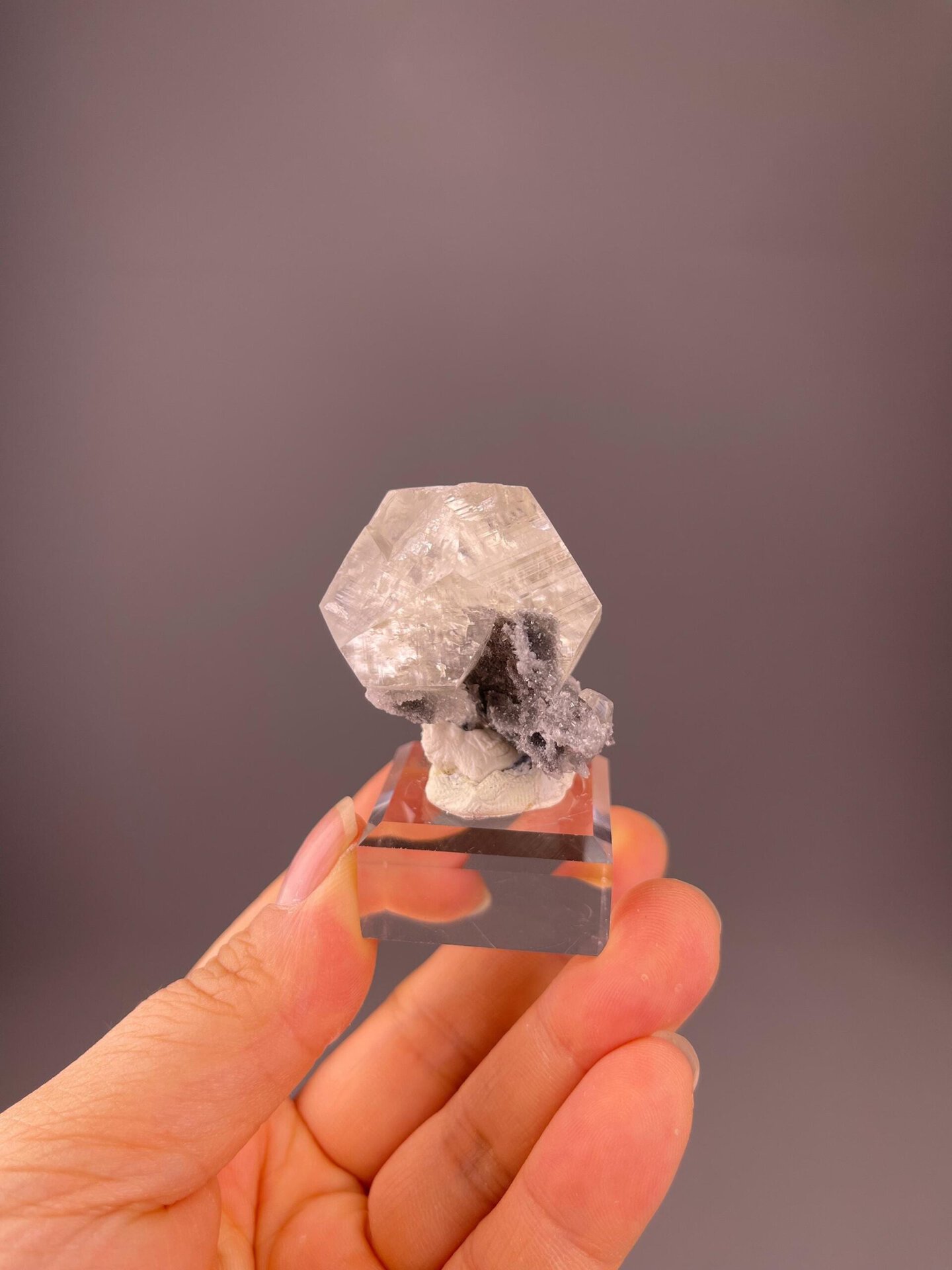 CaCO₃ trigonal calcite with classic rhombohedral cleavage form