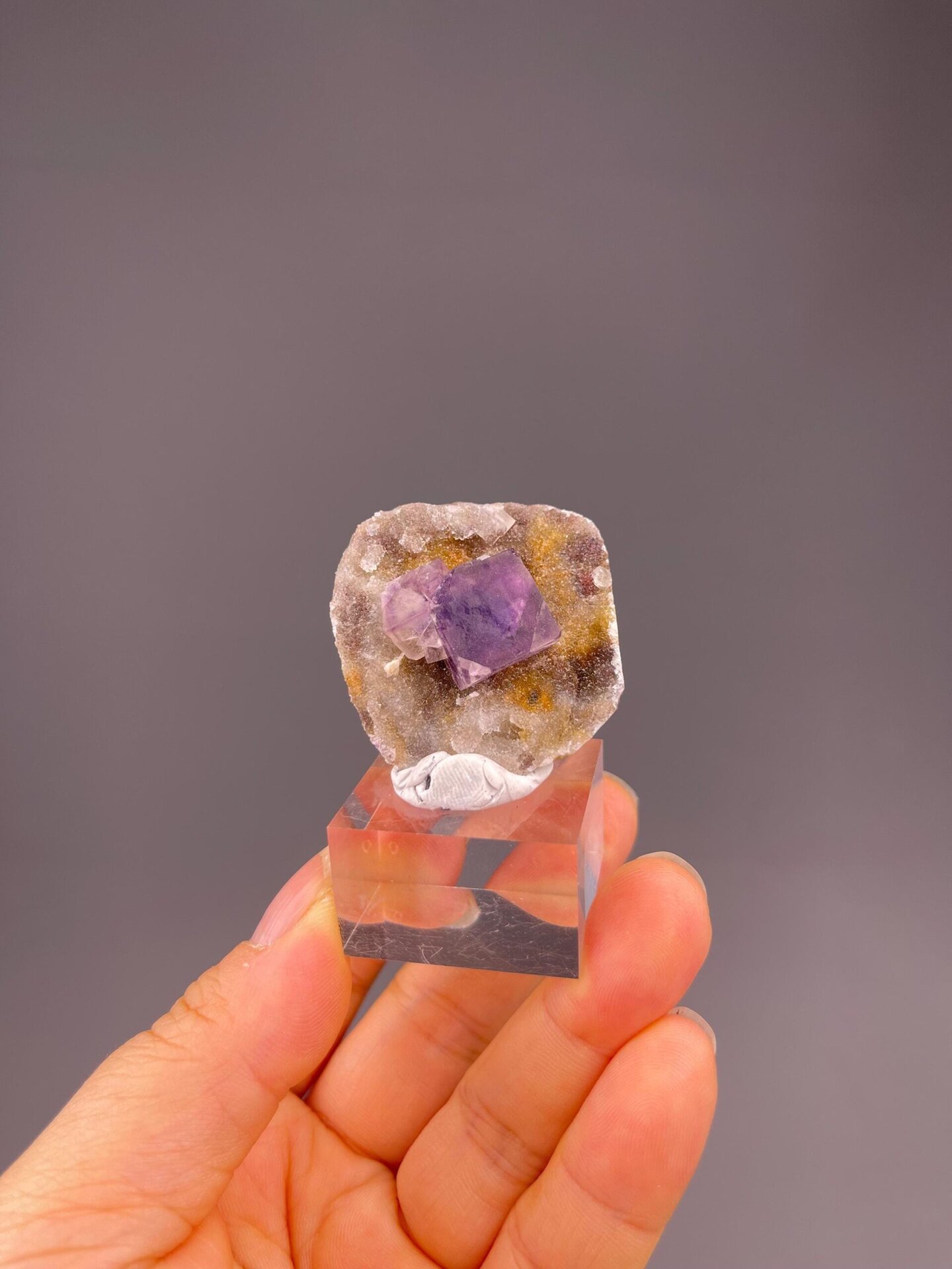 CaF₂ isometric fluorite with visible phantom outline on crystal face