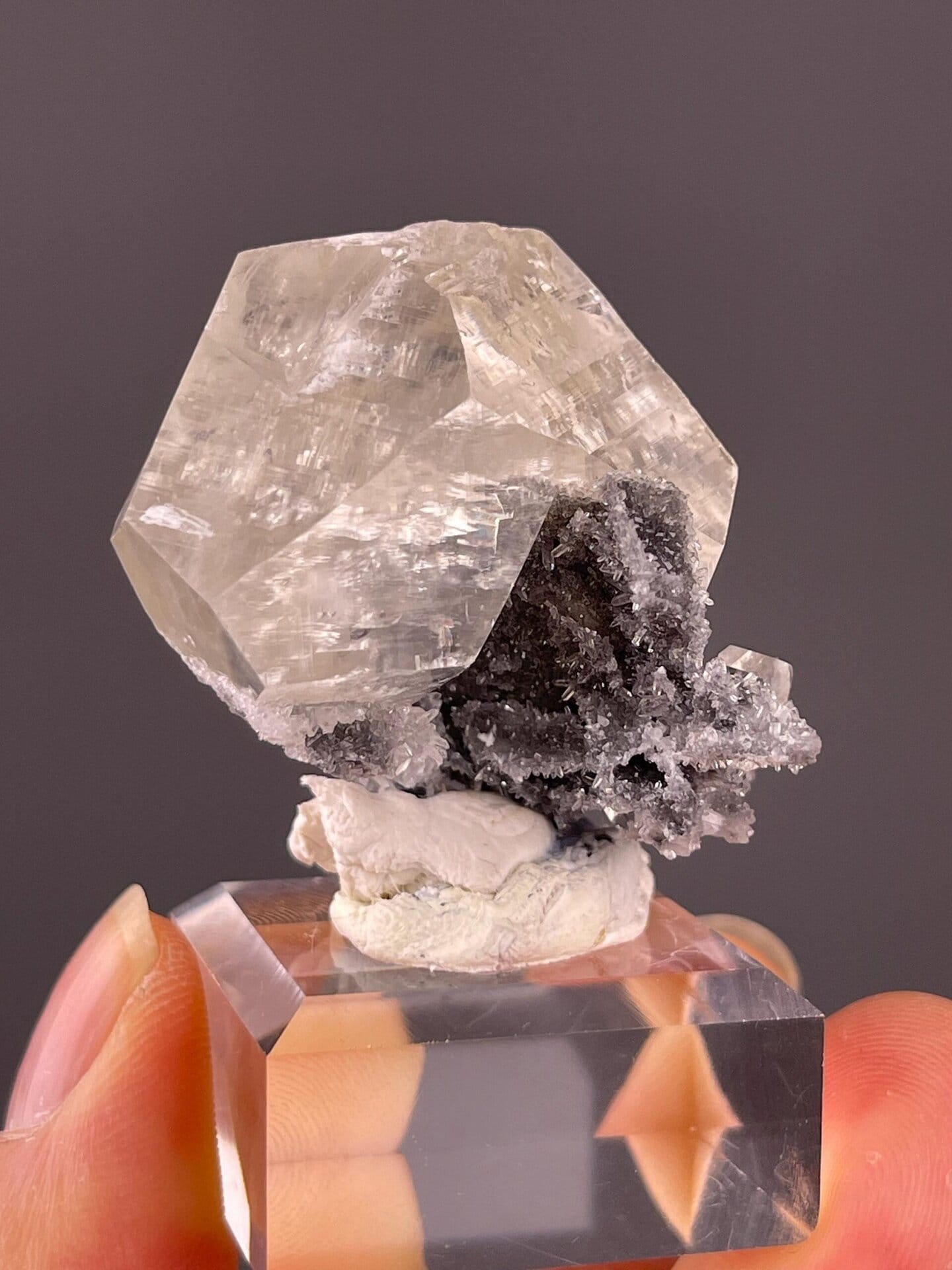 Fujian calcite with smooth cleavage surfaces and vitreous luster