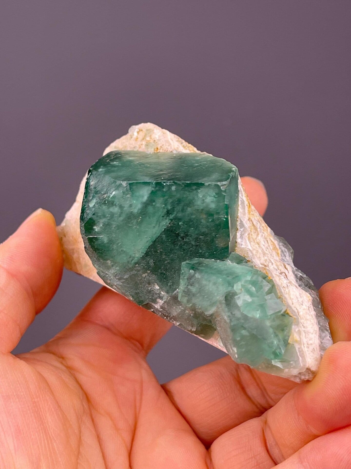 Top view of daylight-reactive fluorite cube