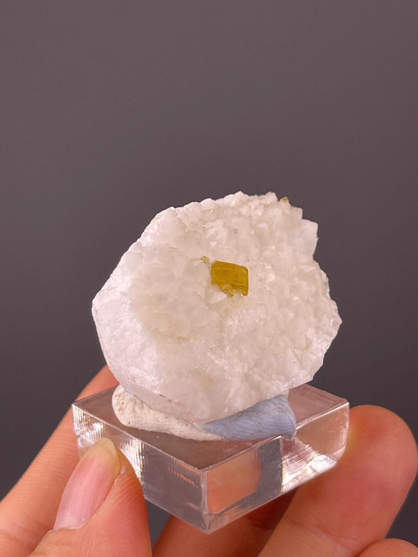 Top view of yellow barite on quartz Jiangxi