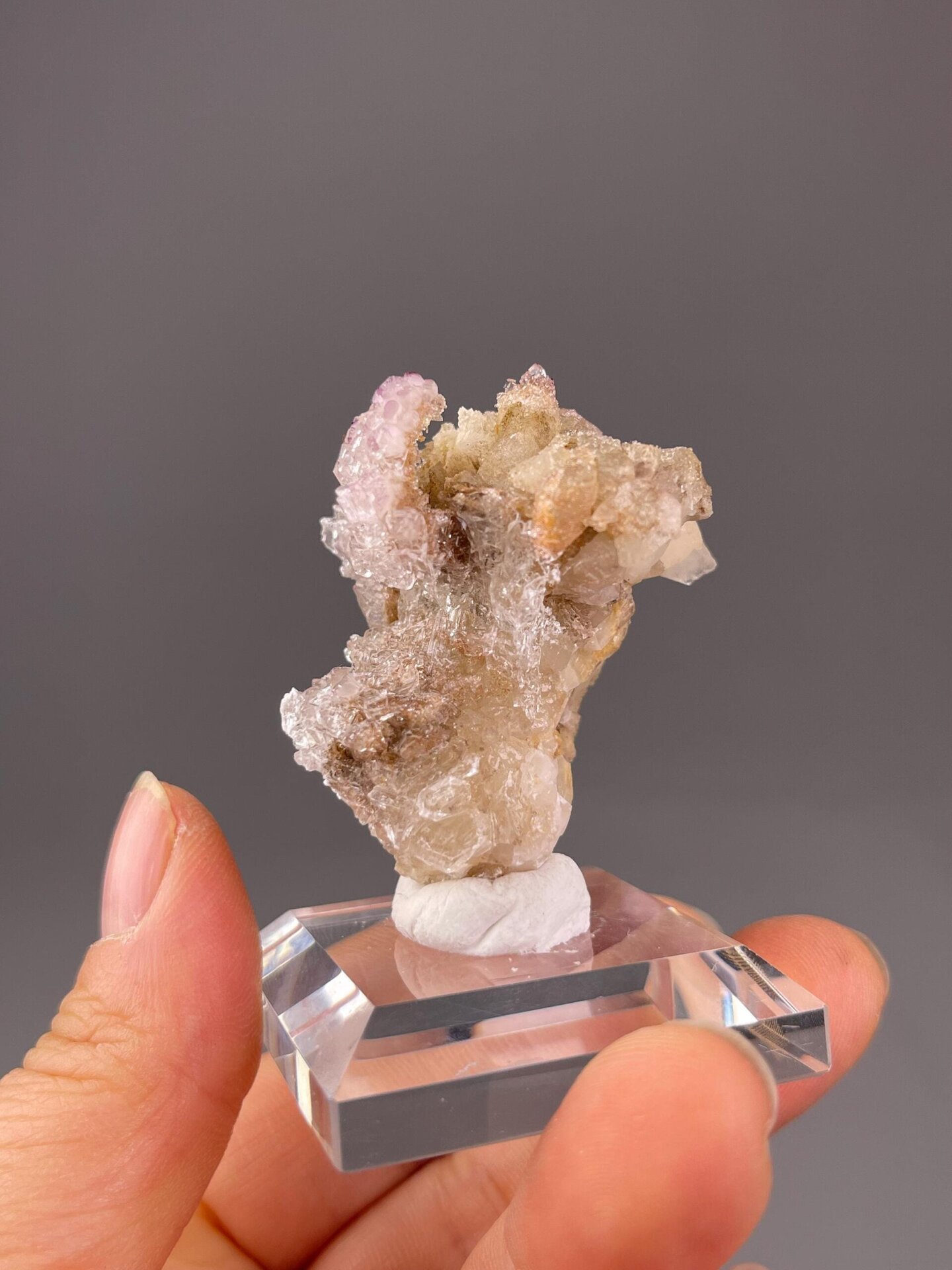 Fluorite with dissolution textures from Hubei Province, China