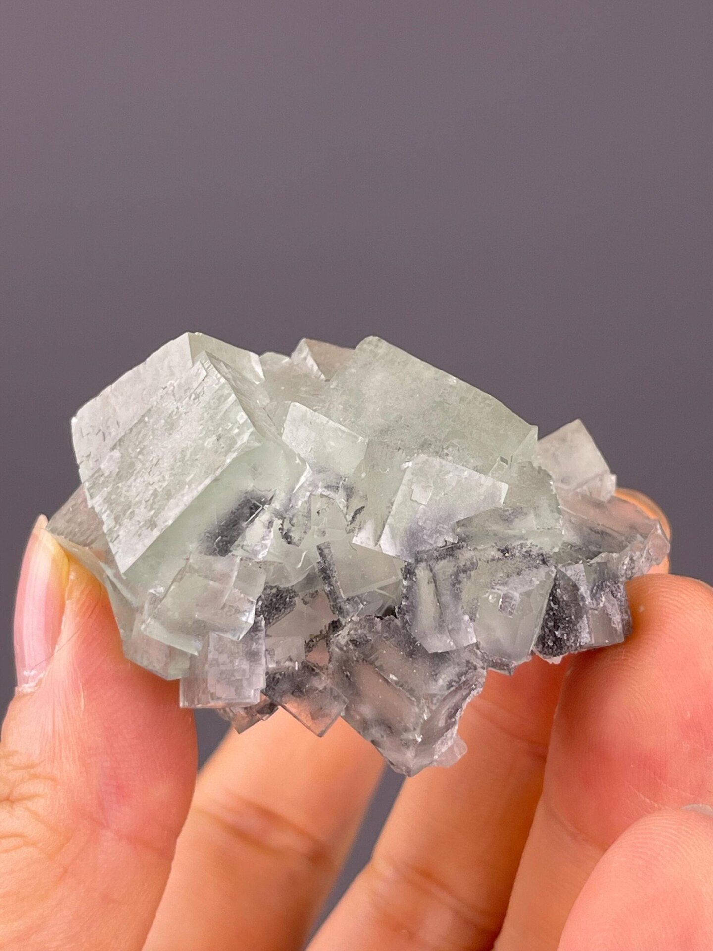 Uniform green coloration on fluorite crystals