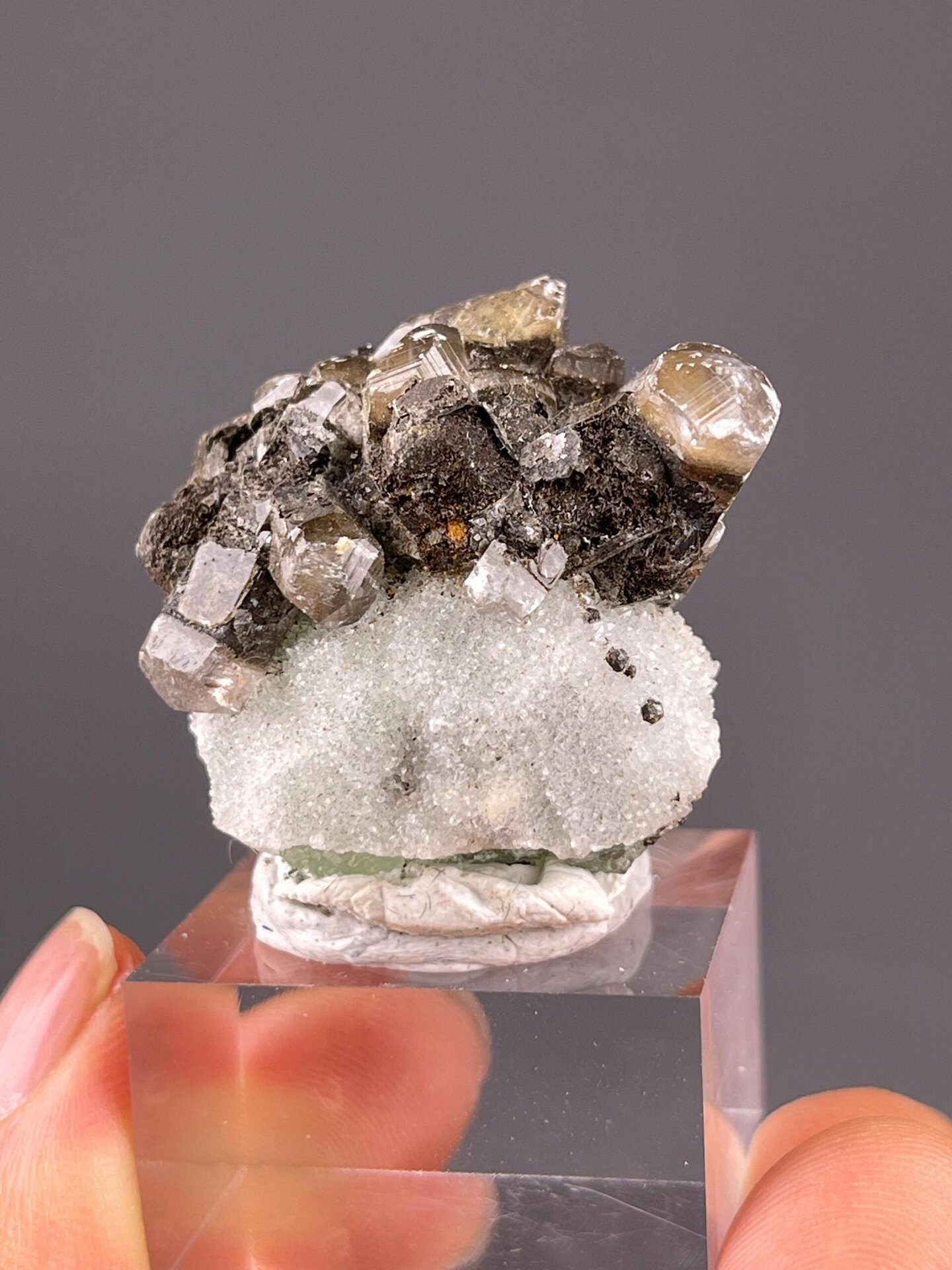 Green fluorite with quartz druse and calcite from Fujian