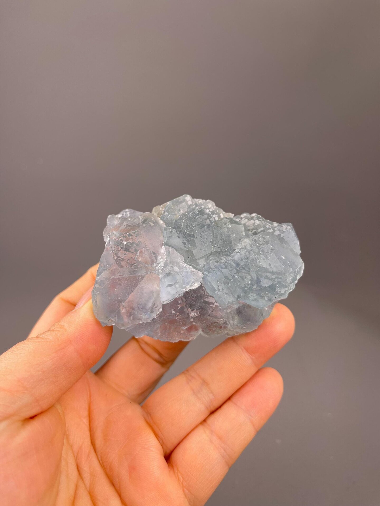 Blue-green fluorite daylight colour shift close-up