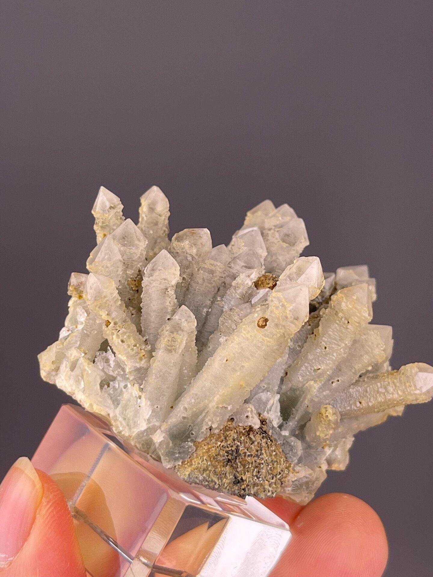 Screw quartz cluster base and matrix
