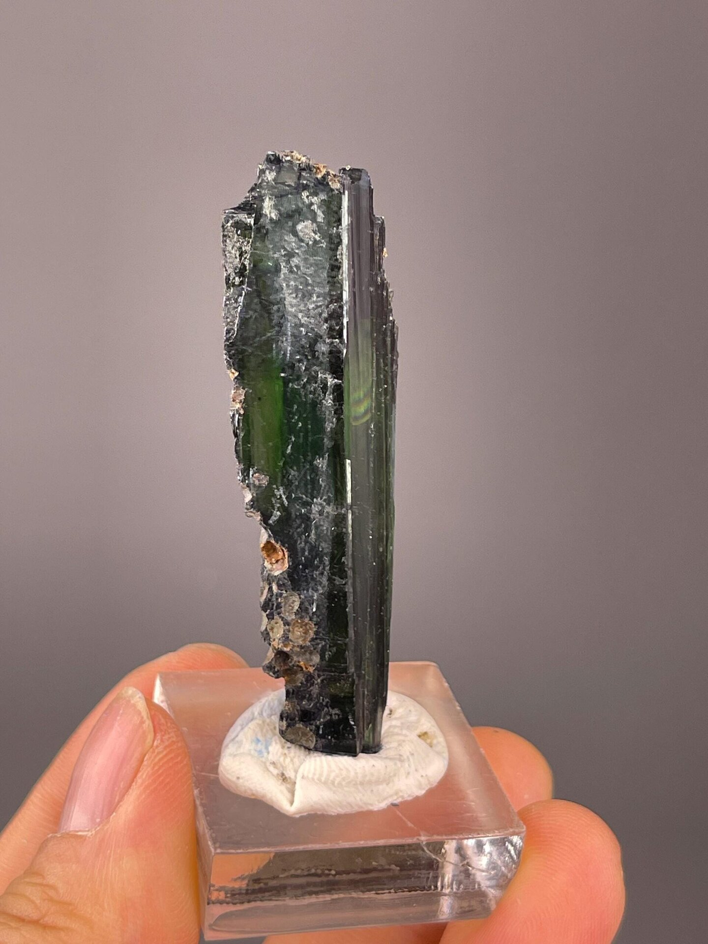 Elongated prismatic green crystal side profile