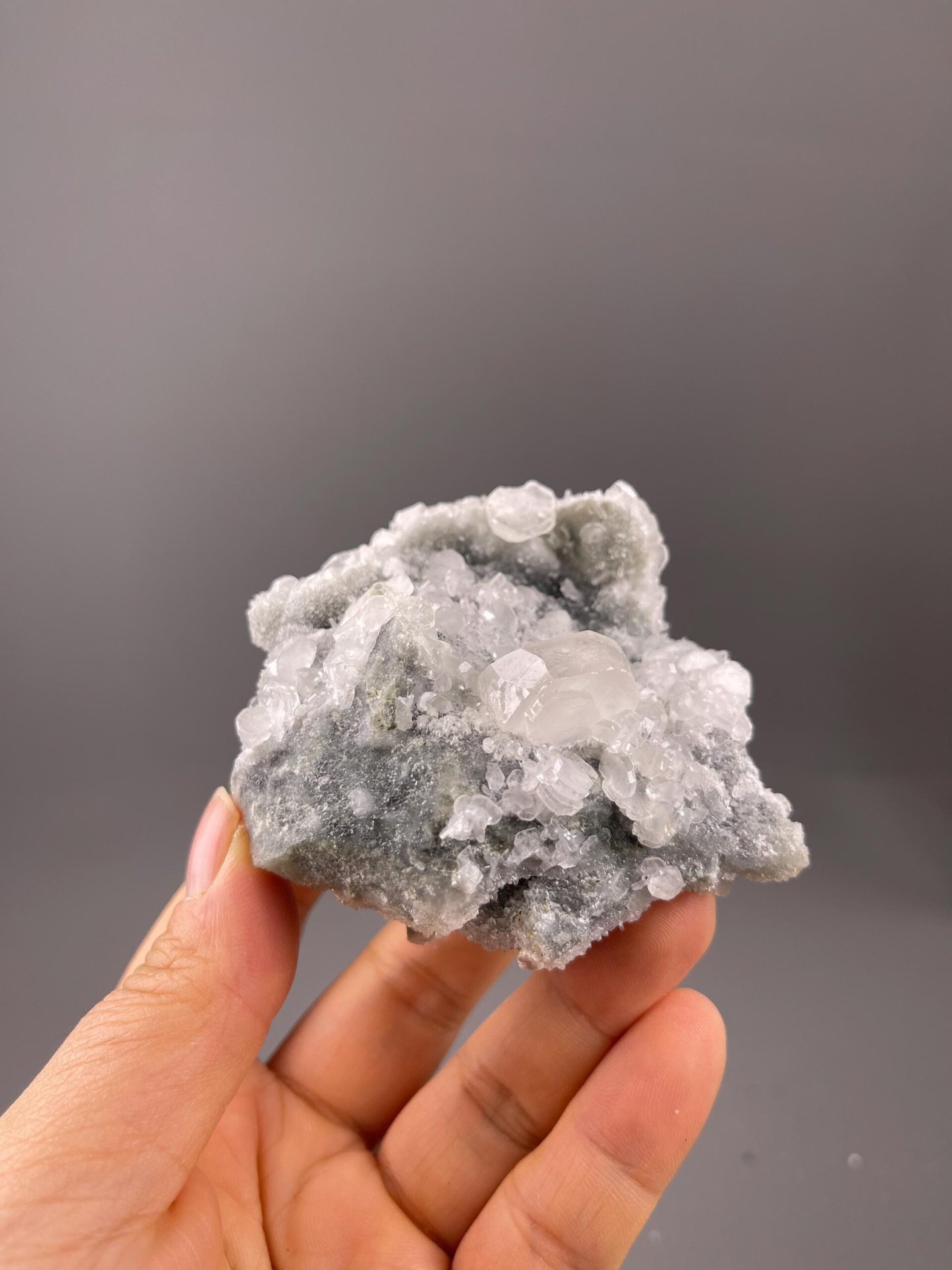 Vibrant pink color of mangano calcite under white light
