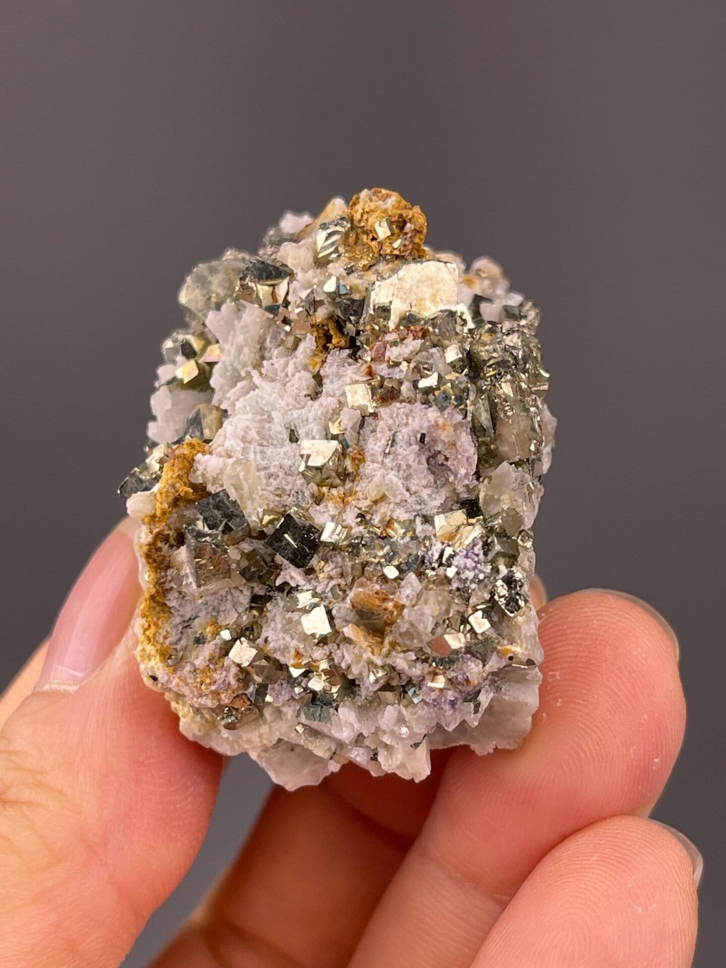 Scale reference of Spanish cubic pyrite cluster