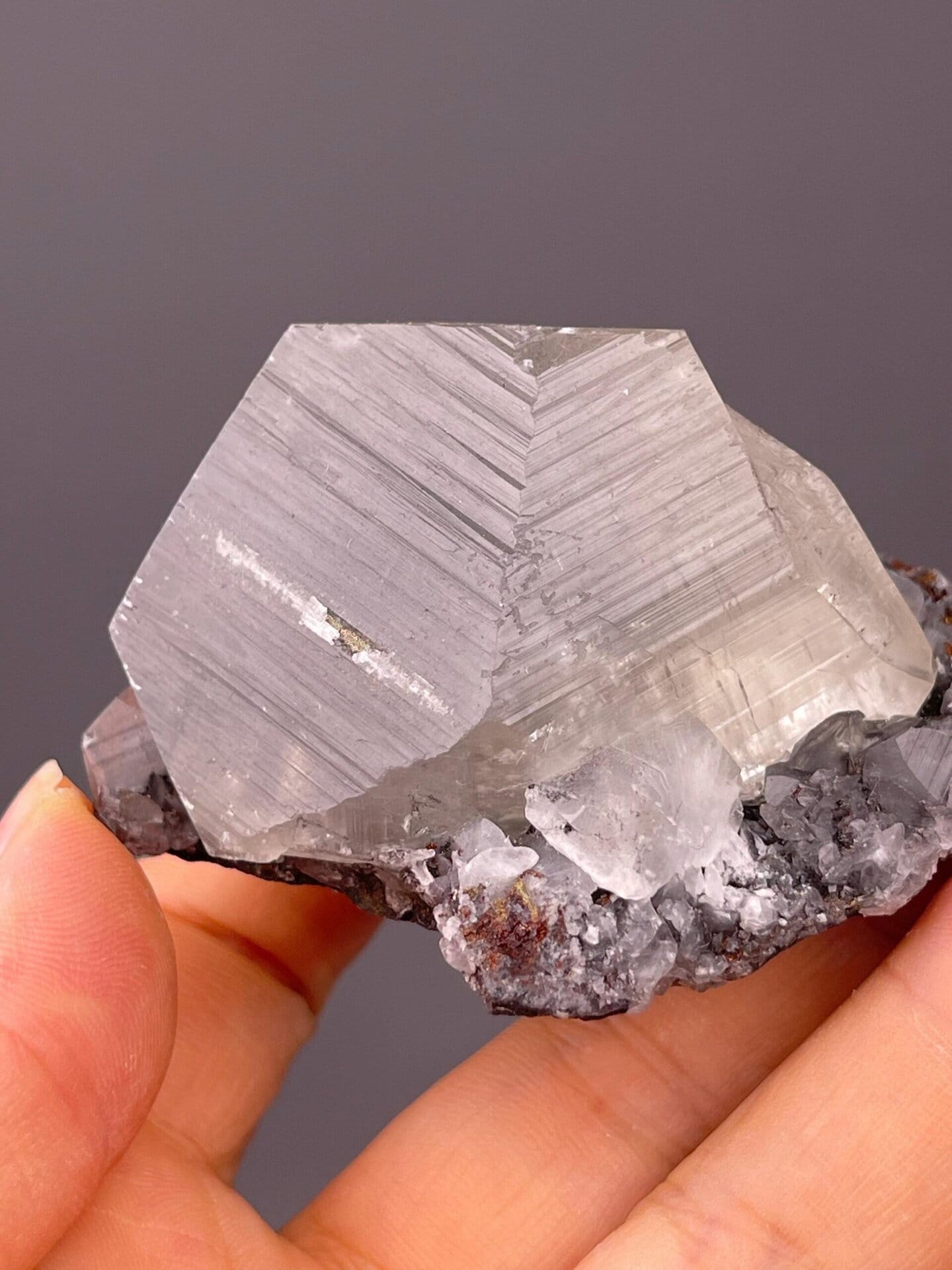Side view of rhombohedral calcite showing cleavage