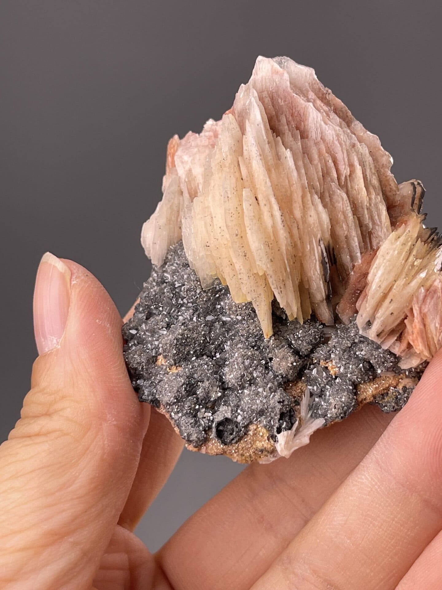 Side view of pink barite showing tabular flat crystal forms