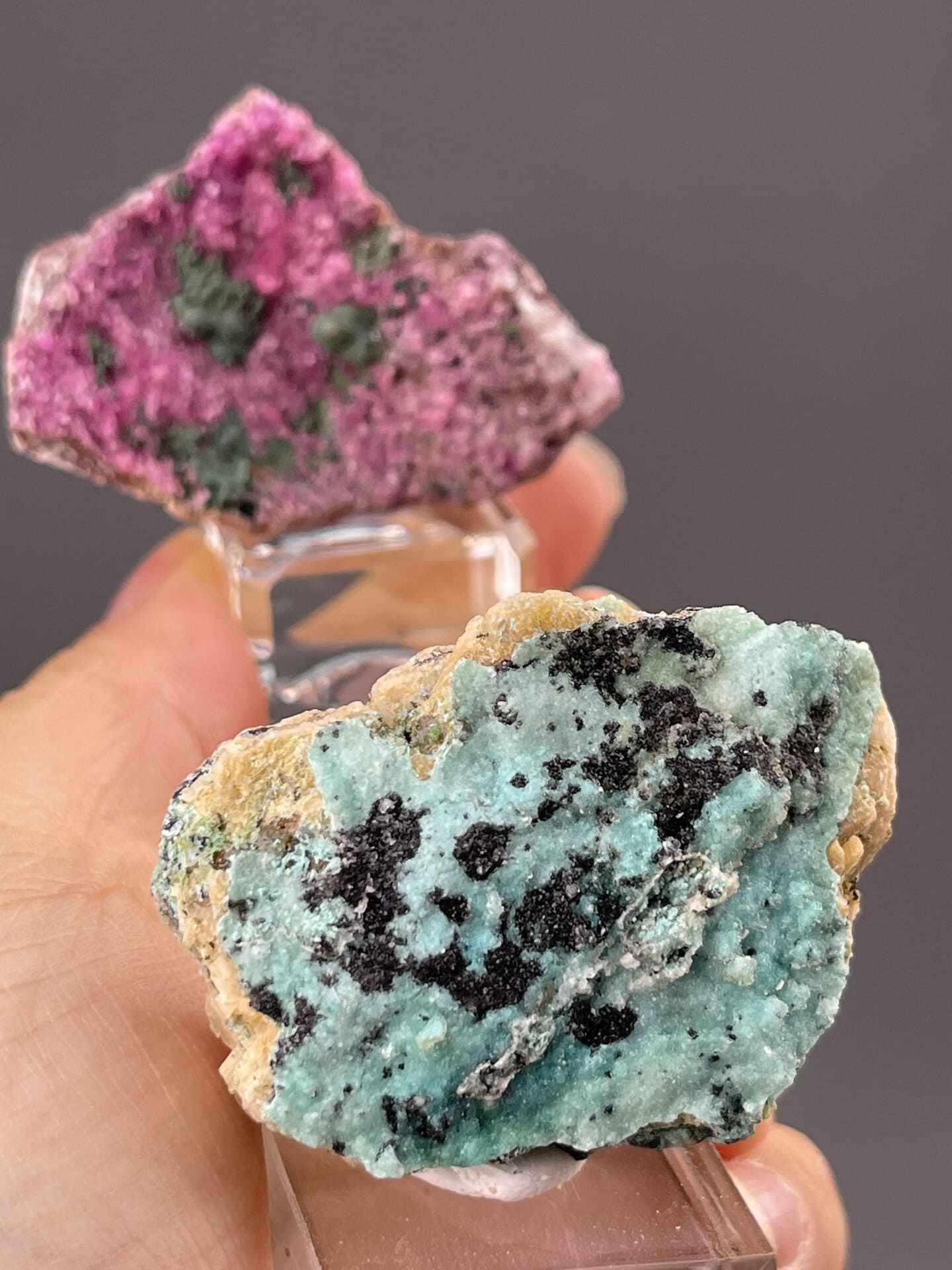 Soft pink manganocalcite crystals alongside bladed hemimorphite, 1.1 g