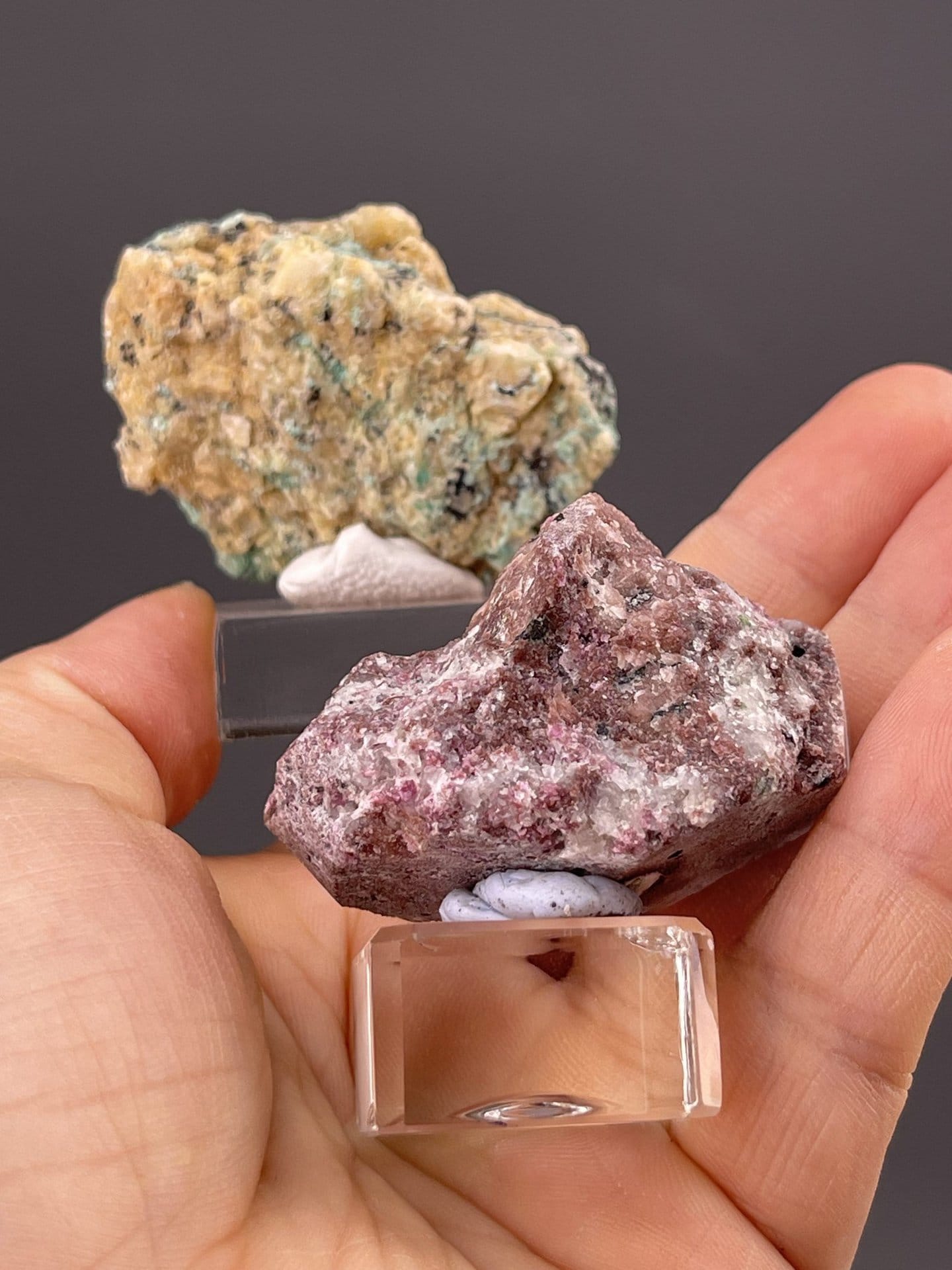 Manganocalcite and hemimorphite association from Guizhou Province