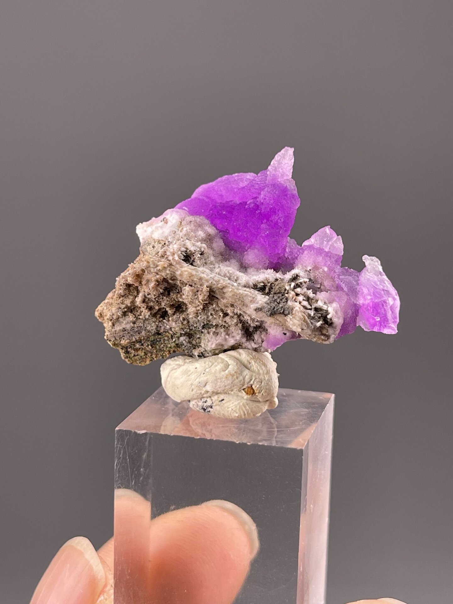 Characteristic pink rhodochrosite showing fibrous crystal form, 0.4 g