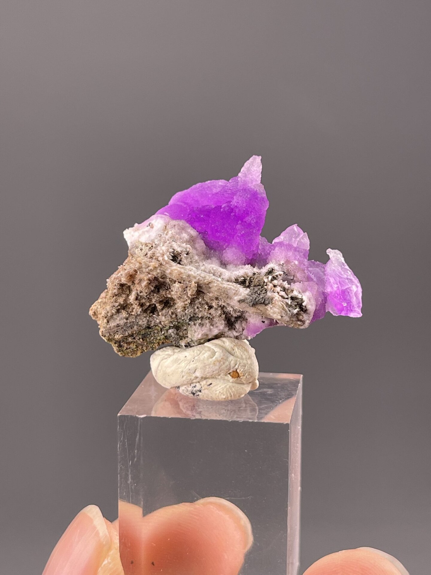 Front view of rhodochrosite, 14×5×9 mm, Yunnan Province