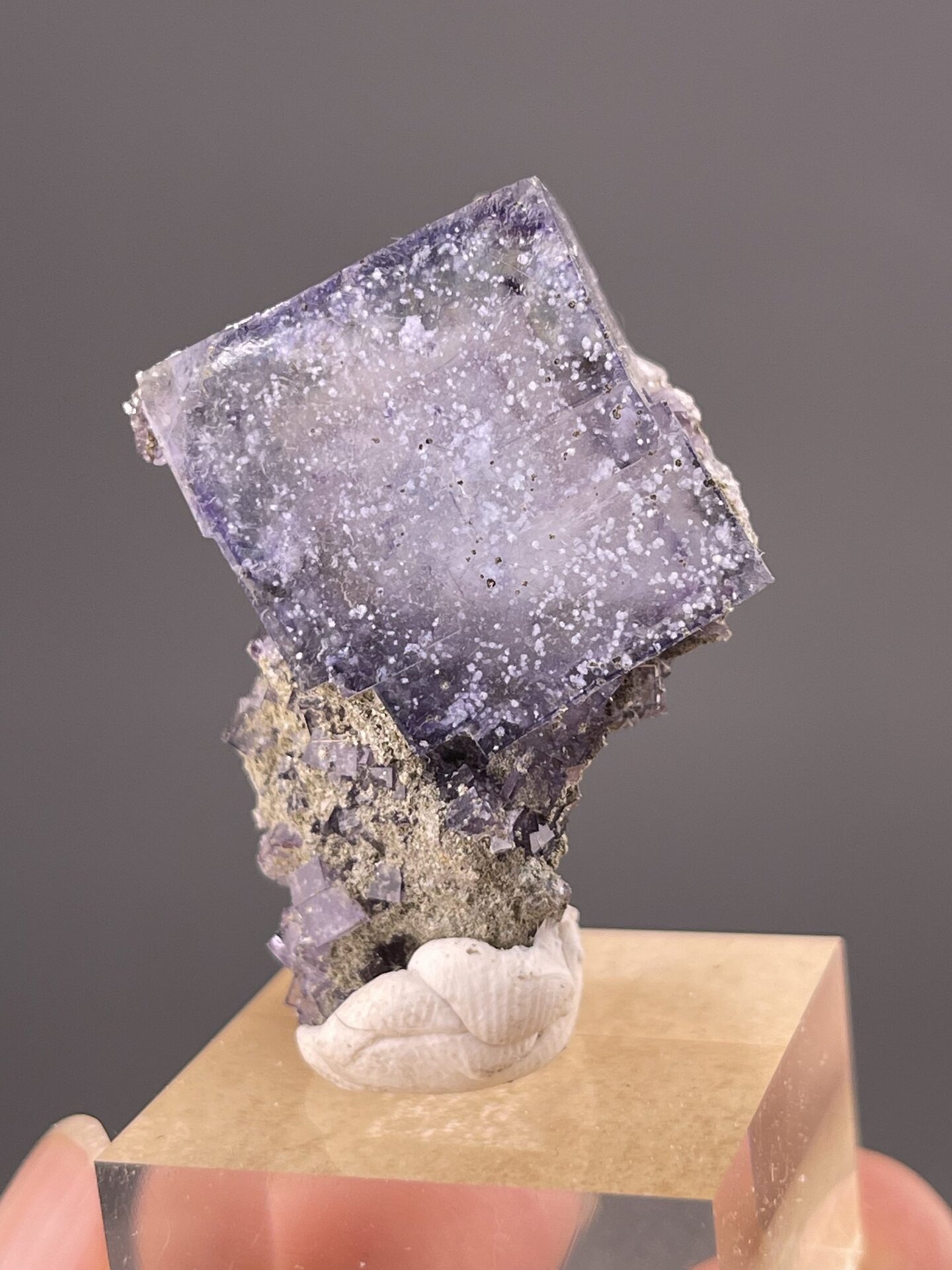 Front view of fluorite cube, 11×6×17 mm, Yaogangxian Mine Hunan