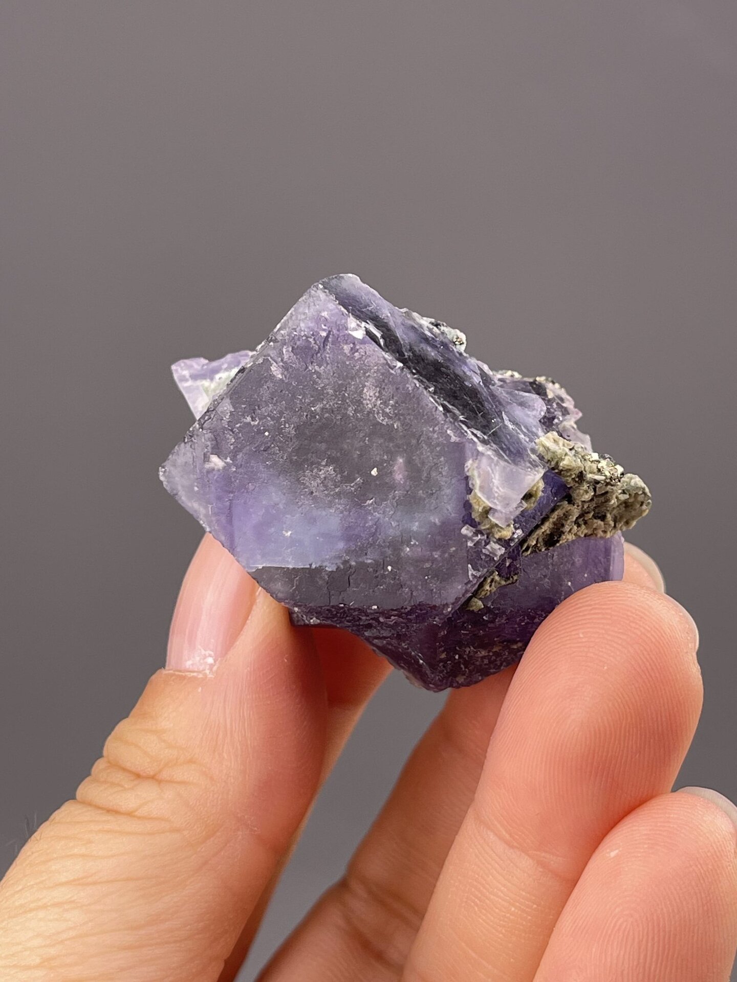 Front view of phantom fluorite, 17×13×12 mm, Yaogangxian Mine