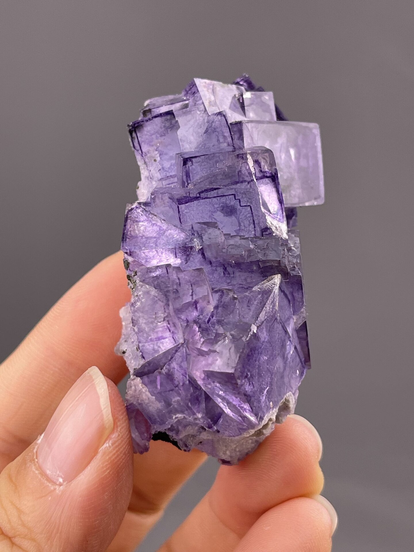Side view of cubic fluorite showing sharp crystallographic edges