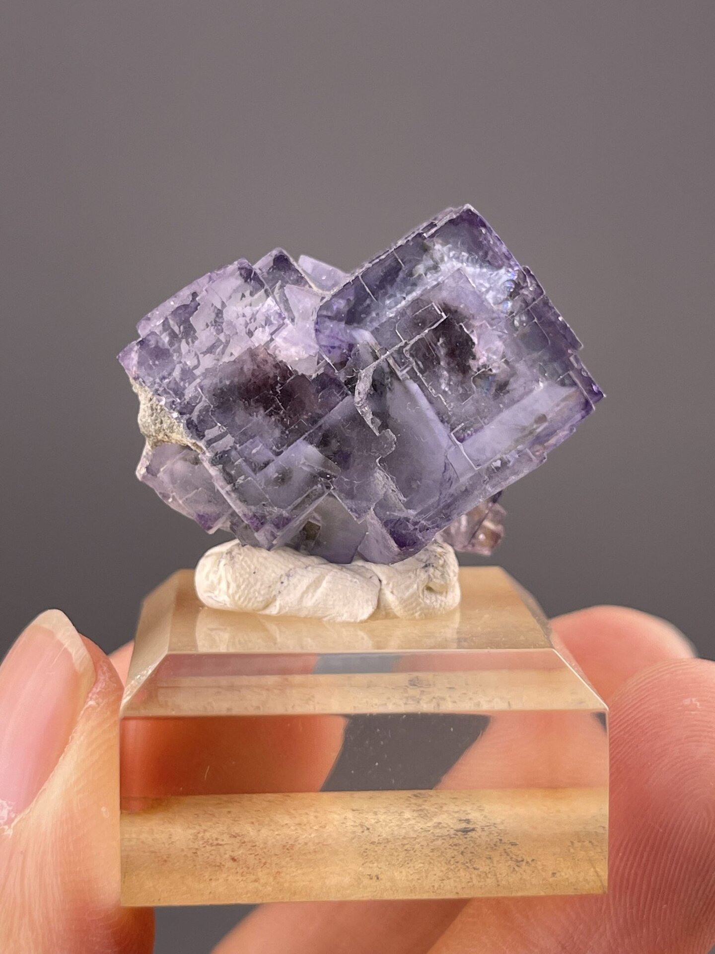 Side view of fluorite twin showing penetration twin geometry