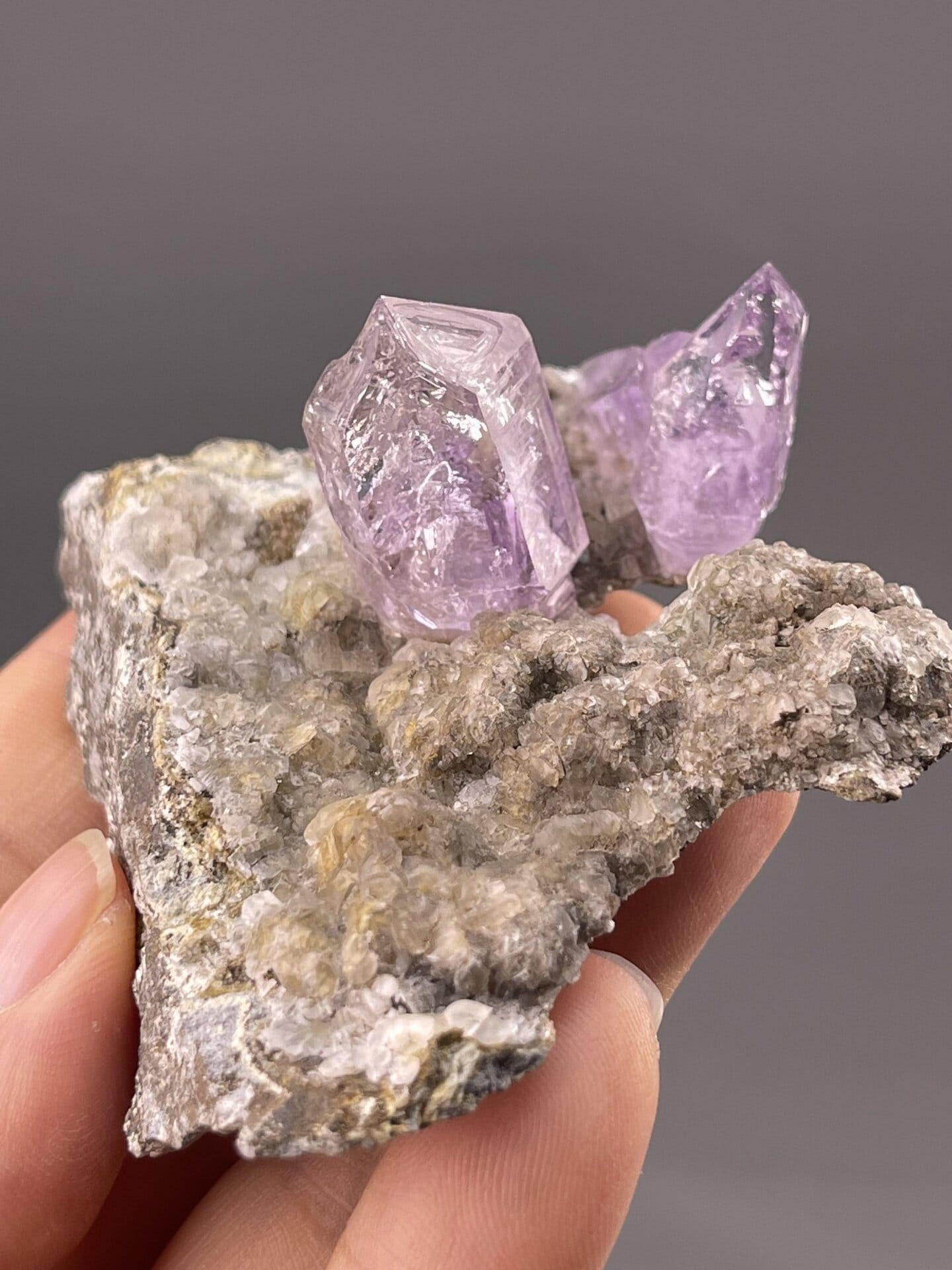 Side view of amethyst cluster showing prismatic crystal arrangement
