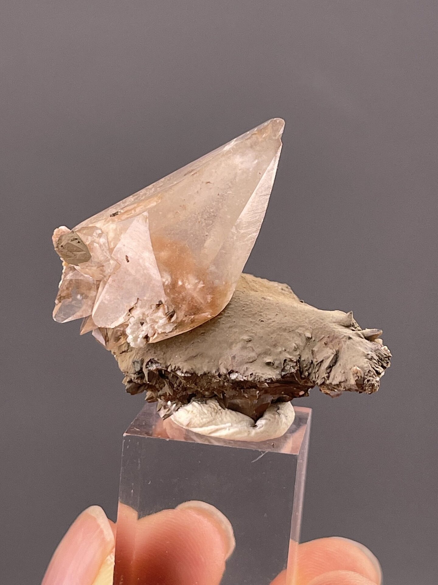 Reddish-pink calcite crystals showing prismatic habit, 0.9 g