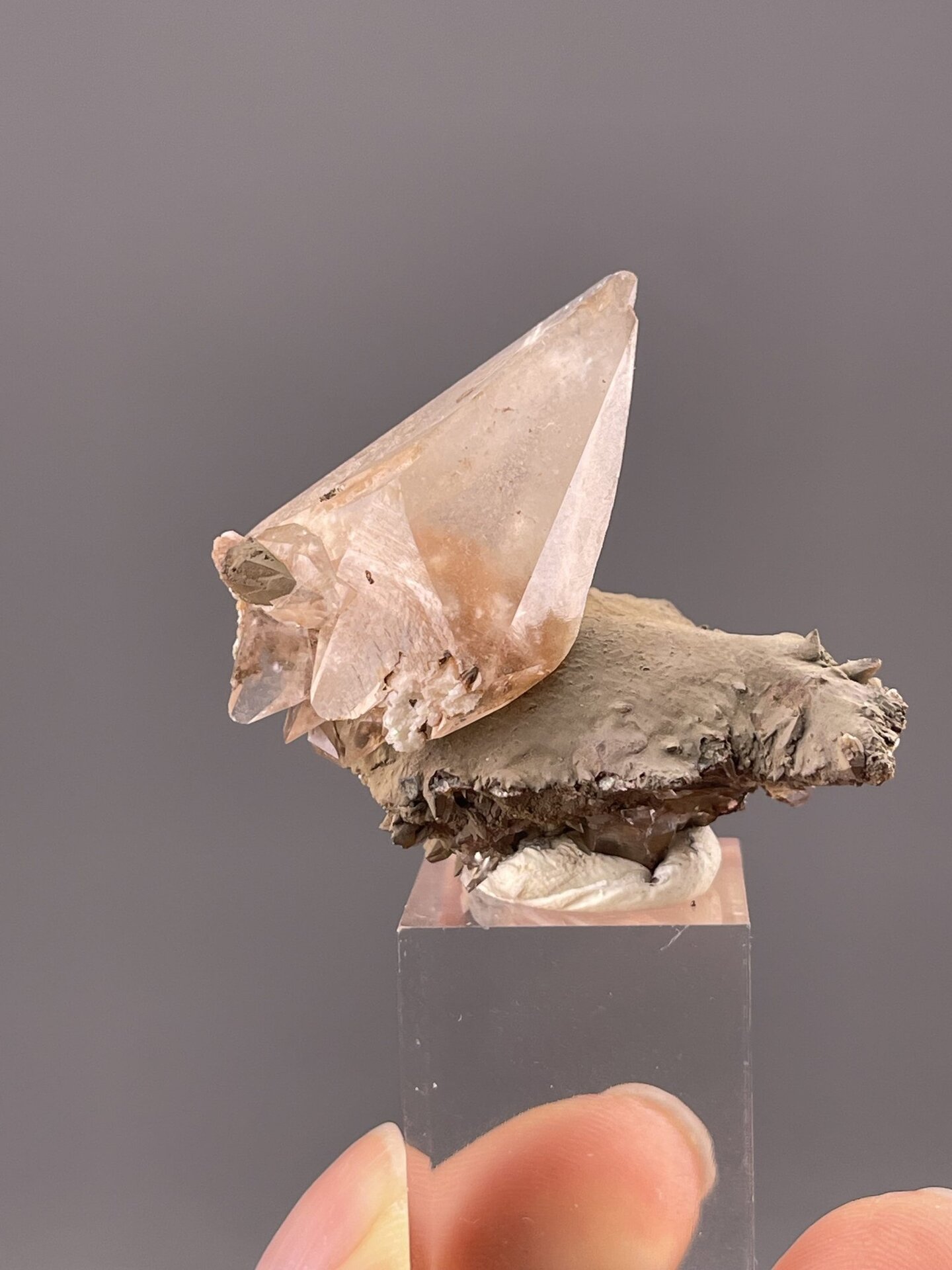 Front view of red calcite, 15×10×14 mm, Daye Mine Hubei