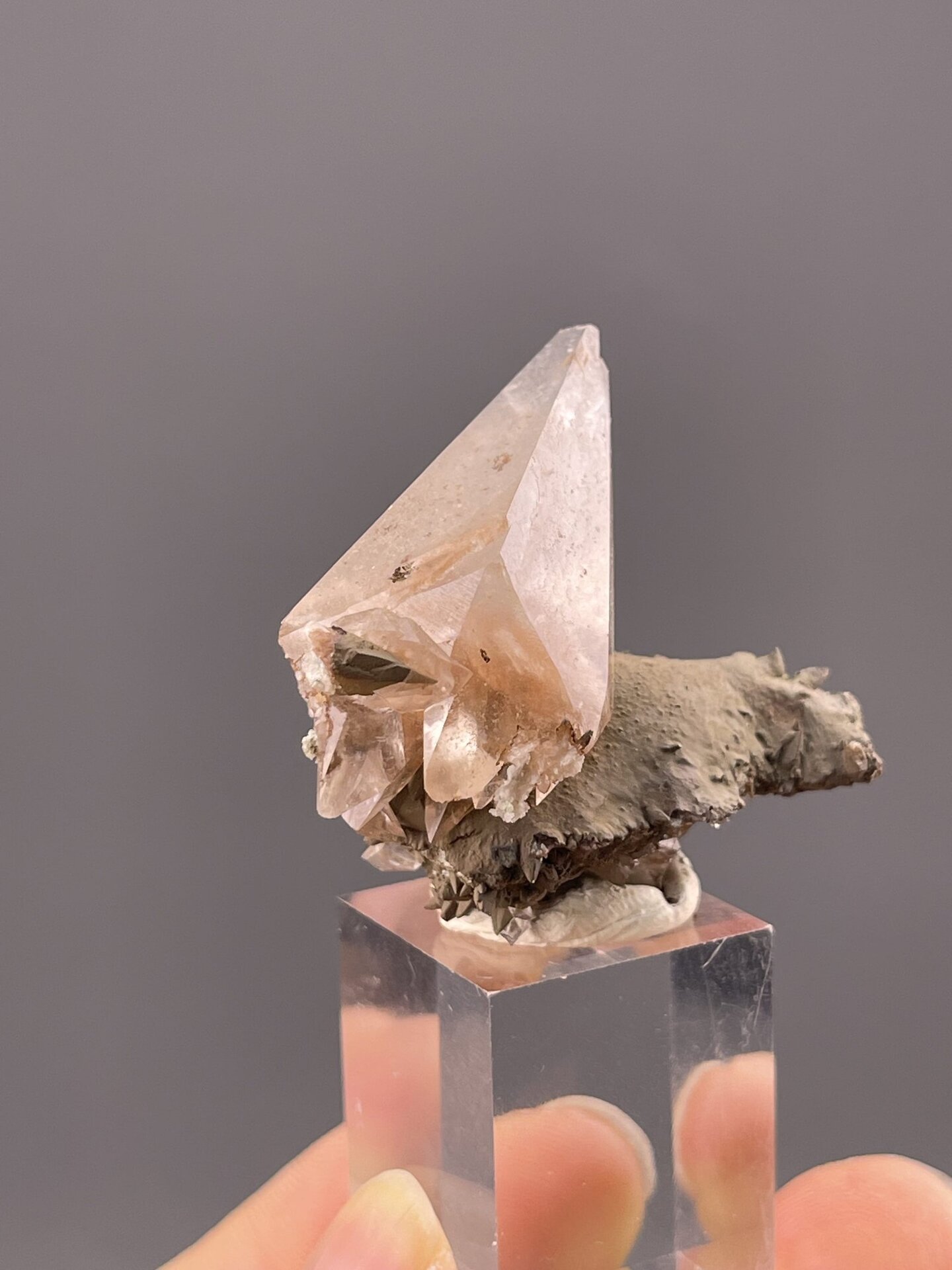 CaCO₃ trigonal calcite, Mohs 3, red-pink prismatic, Daye Mine