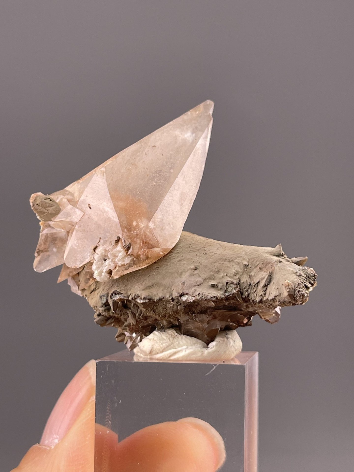 Top view of calcite cluster showing prismatic crystal pattern