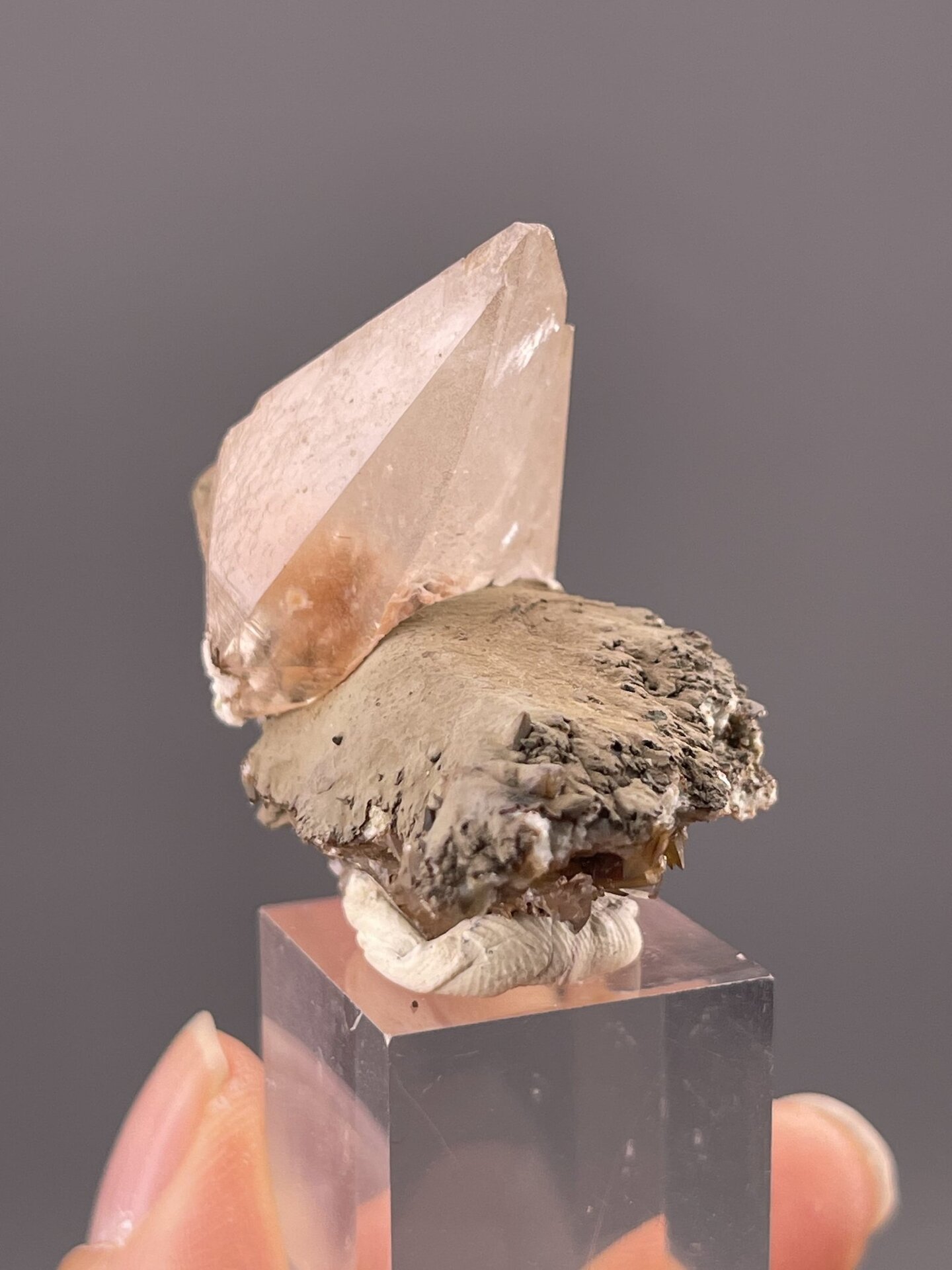 Angled view of Daye Mine calcite highlighting red-pink colour