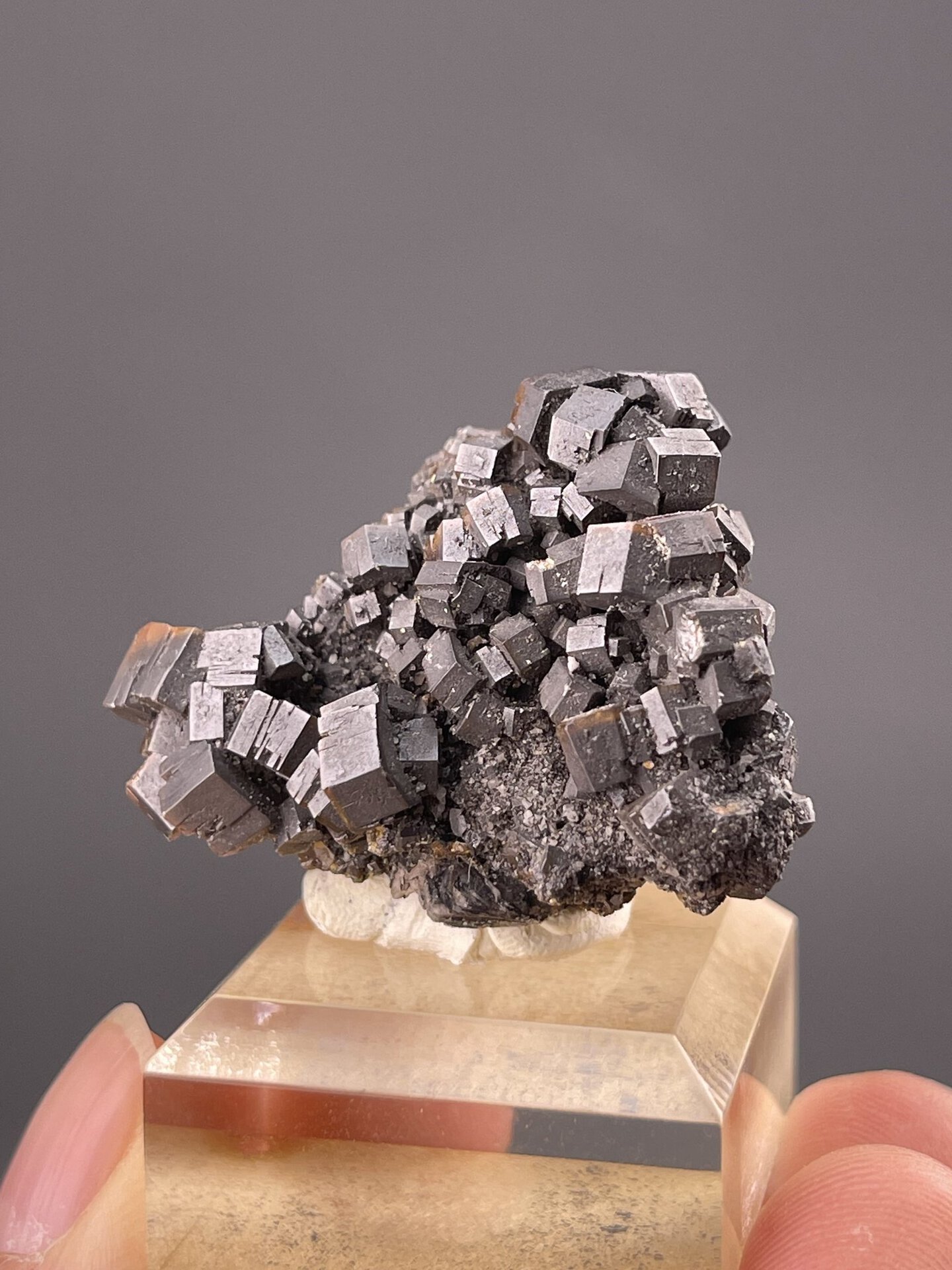 Side view of vanadinite cluster showing hexagonal crystal arrangement