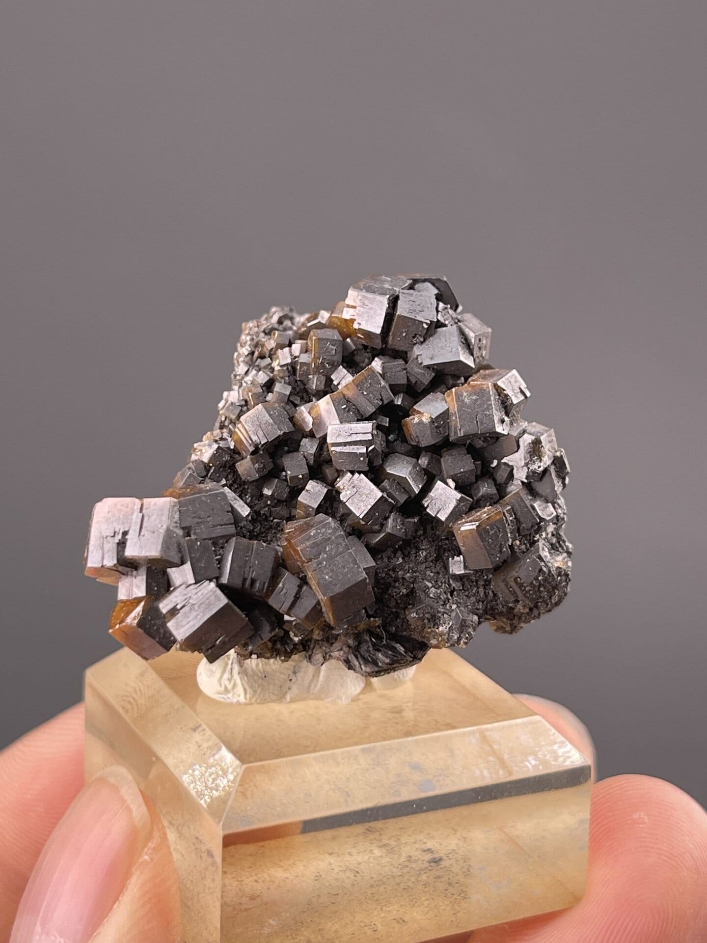Pb₅(VO₄)₃Cl hexagonal vanadinite from Mibladen, Morocco