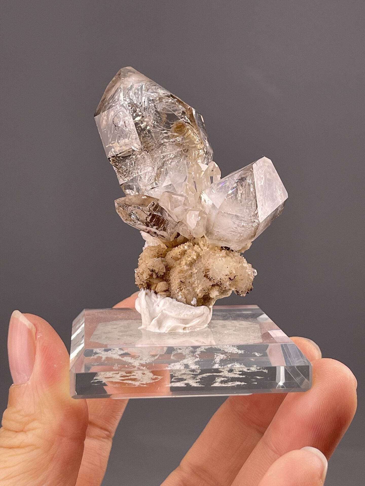 Brown-gray quartz crystals with lustrous faces, Erongo region, 1.6 g