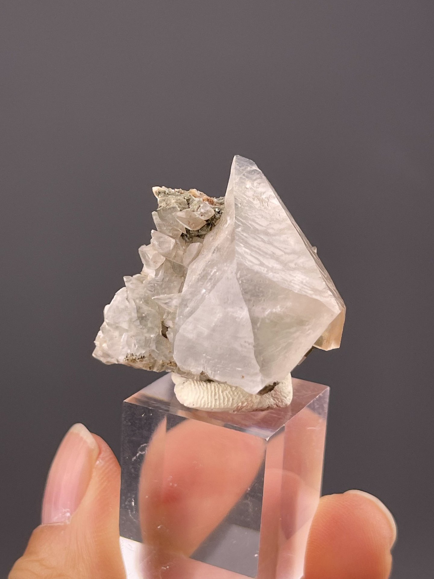 Angled view of Daye Mine calcite highlighting white dogtooth form
