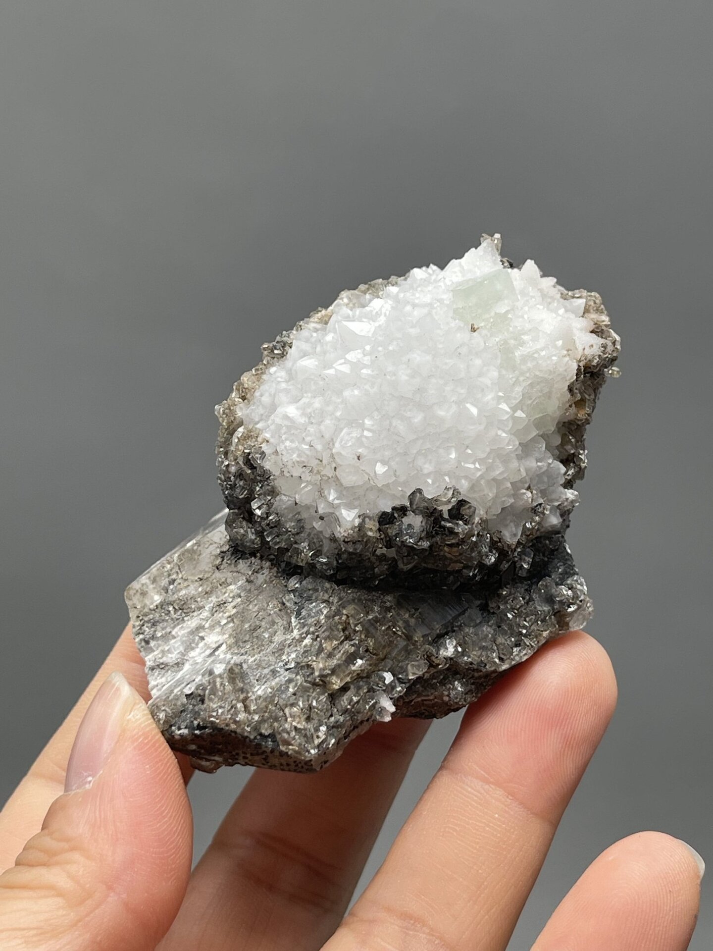 Front view of calcite druzy, 28×19×18 mm, Fujian Province