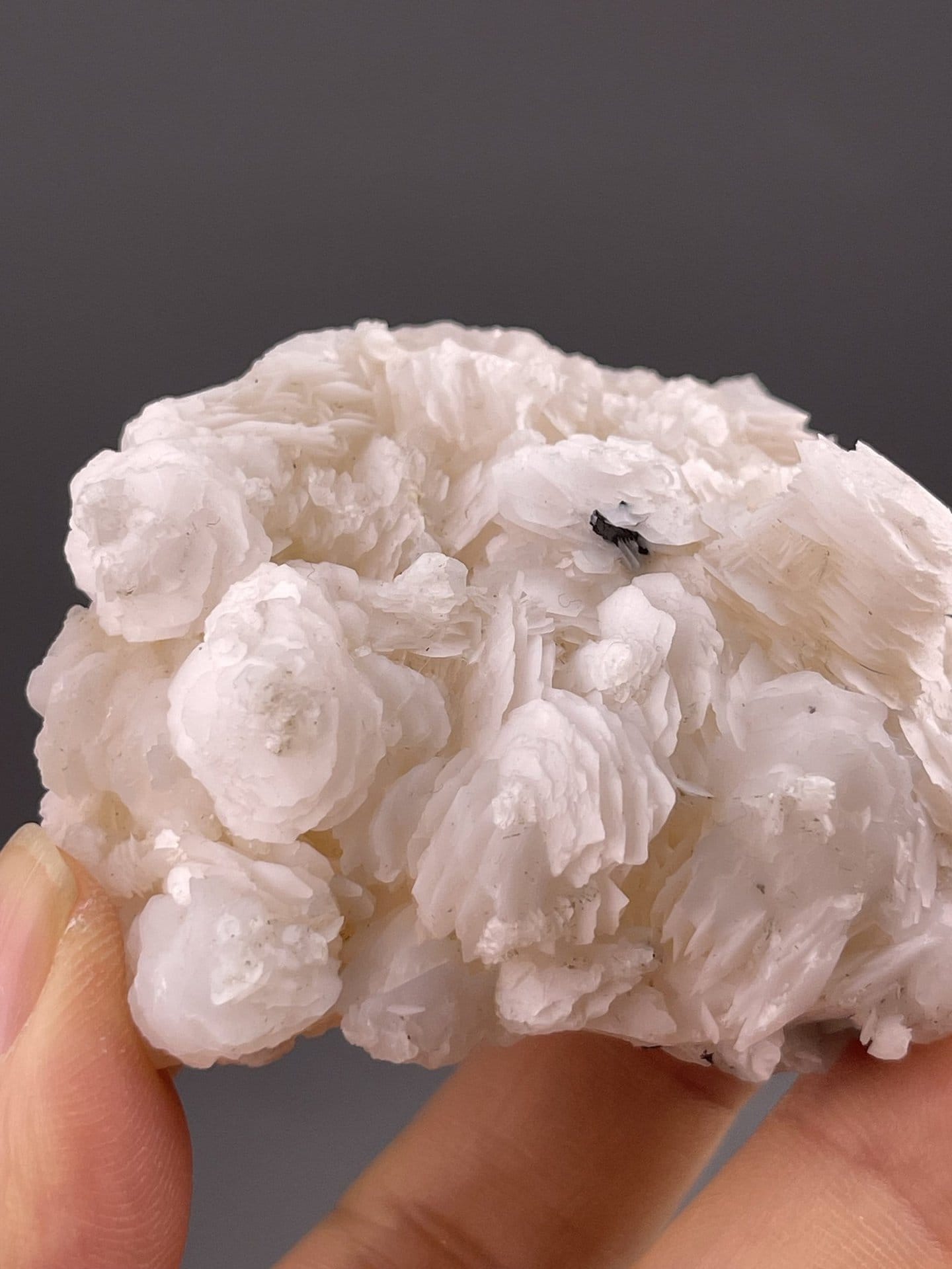 Front view of layered calcite, 26×19×15 mm, Yaogangxian Mine