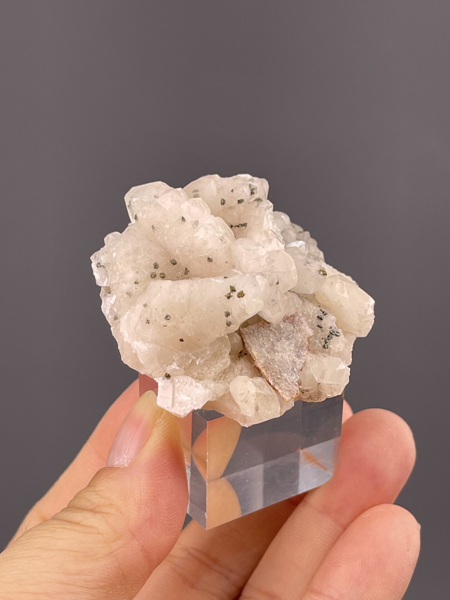 Close-up of calcite showing sheaf crystal arrangement and white colour