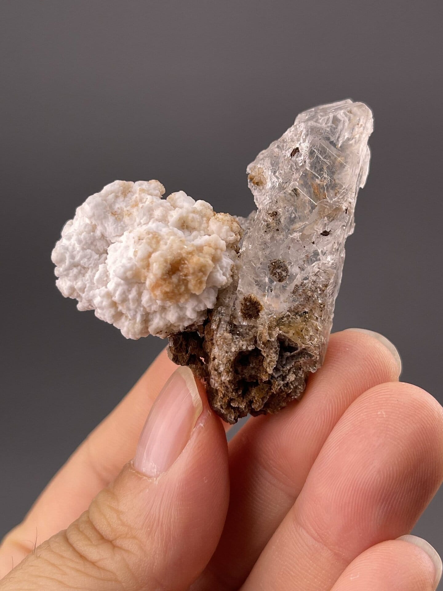 White to off-white gypsum showing distinctive bubbly formations, 0.7 g