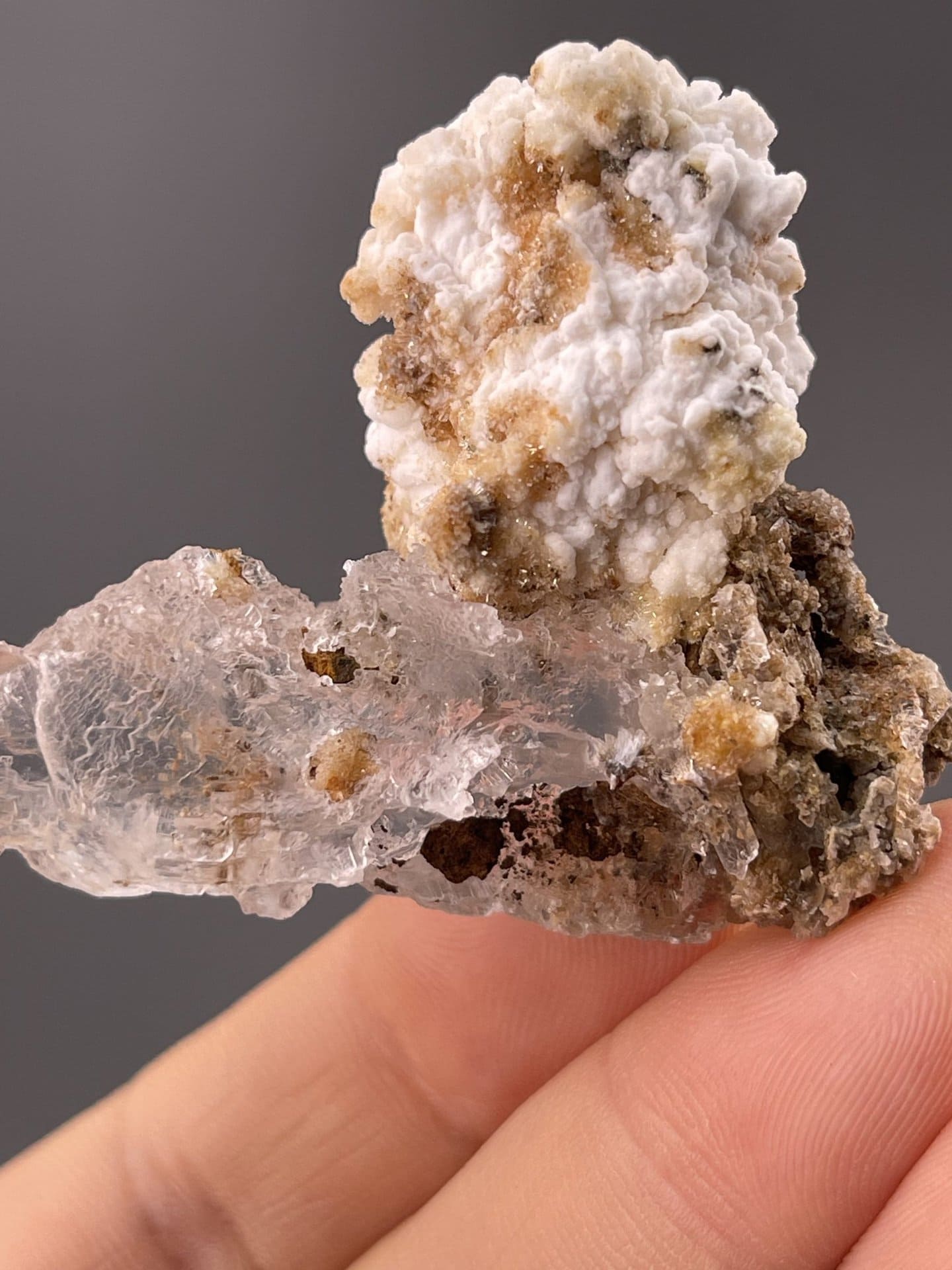 Front view of popcorn gypsum specimen, 19×9×16 mm, Guizhou