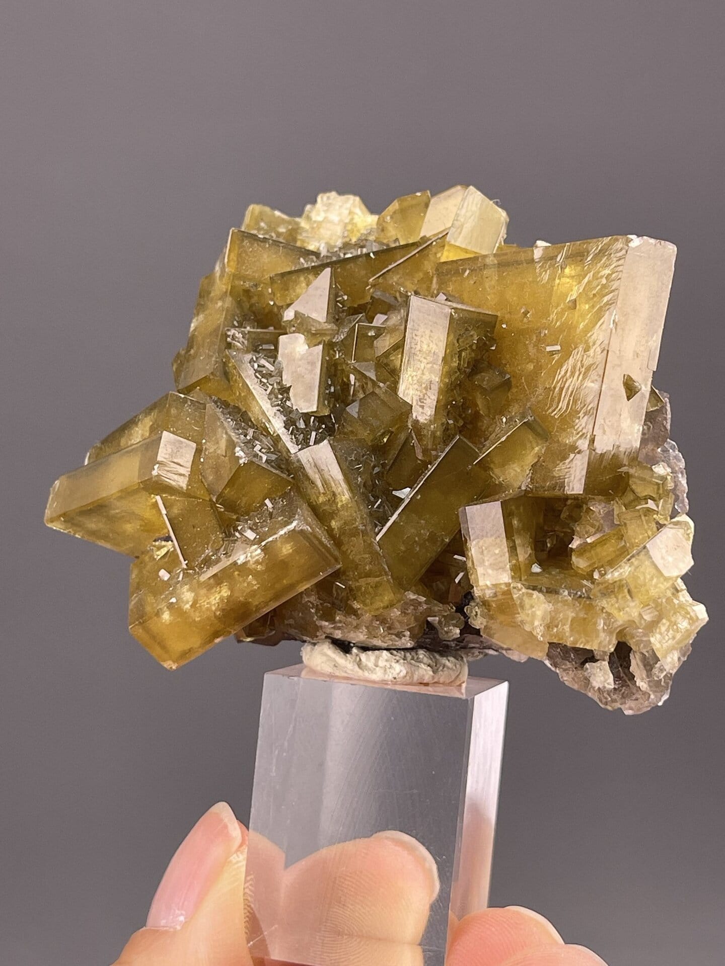 Angled view of Yichun Mine barite highlighting yellow colour
