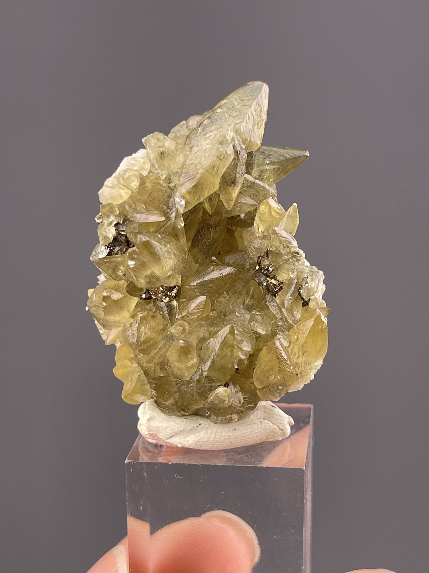 Front view of dogtooth calcite, 15×13×8 mm, Tonglushan Mine