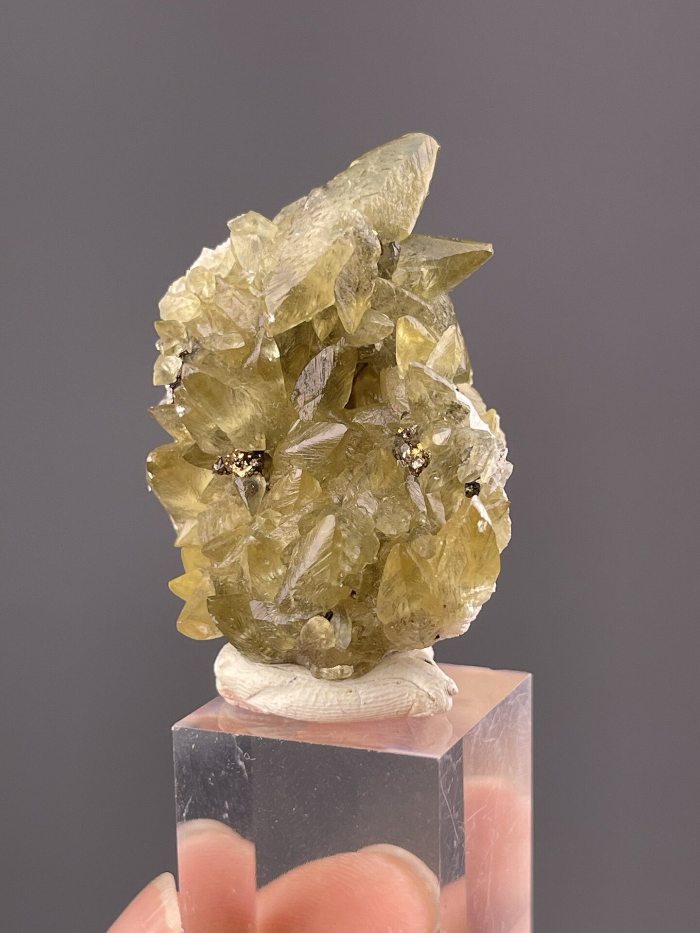 Close-up of calcite showing sharp scalenohedral dogtooth habit