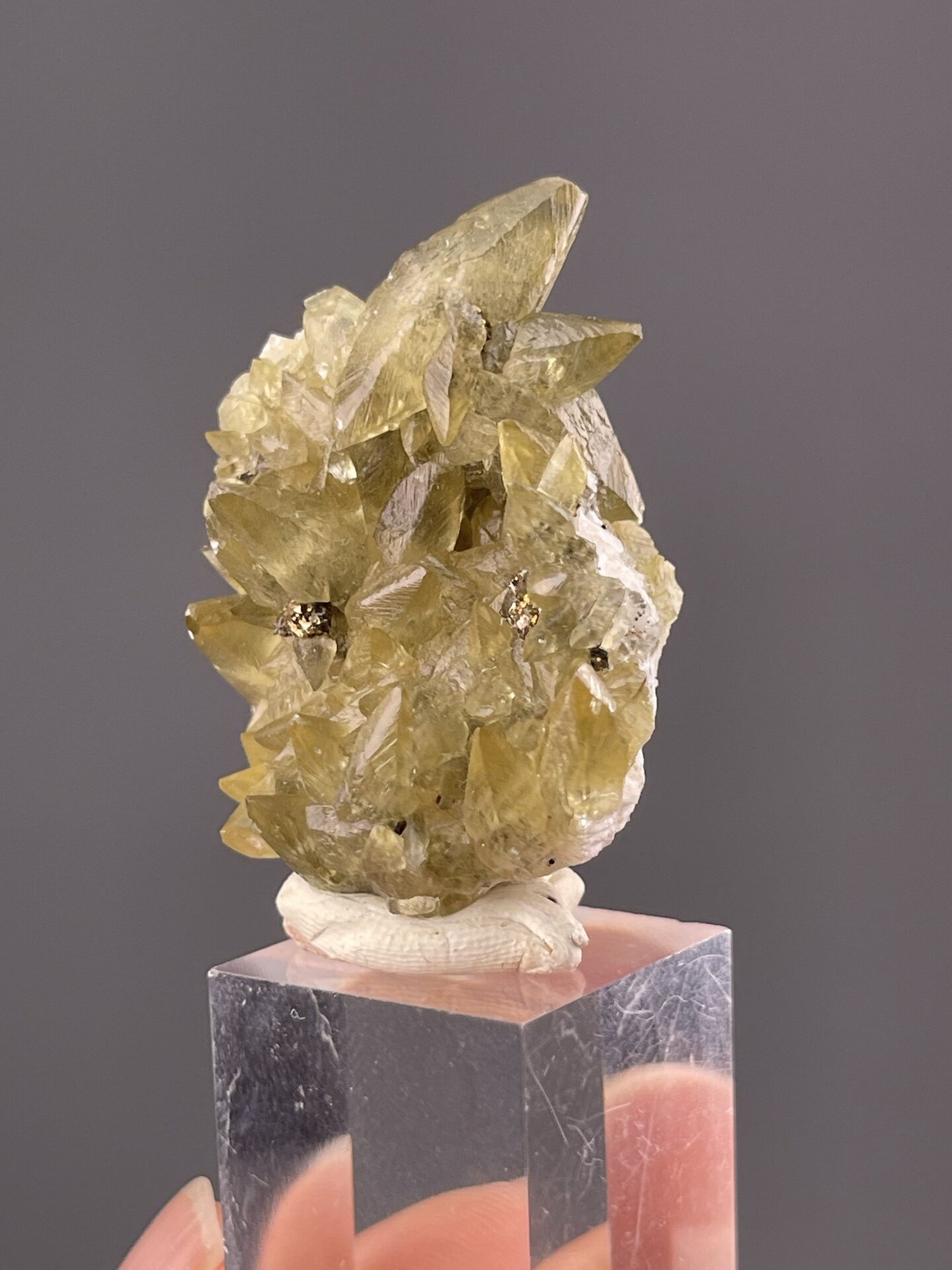 Side view of dogtooth calcite showing crystal point arrangement