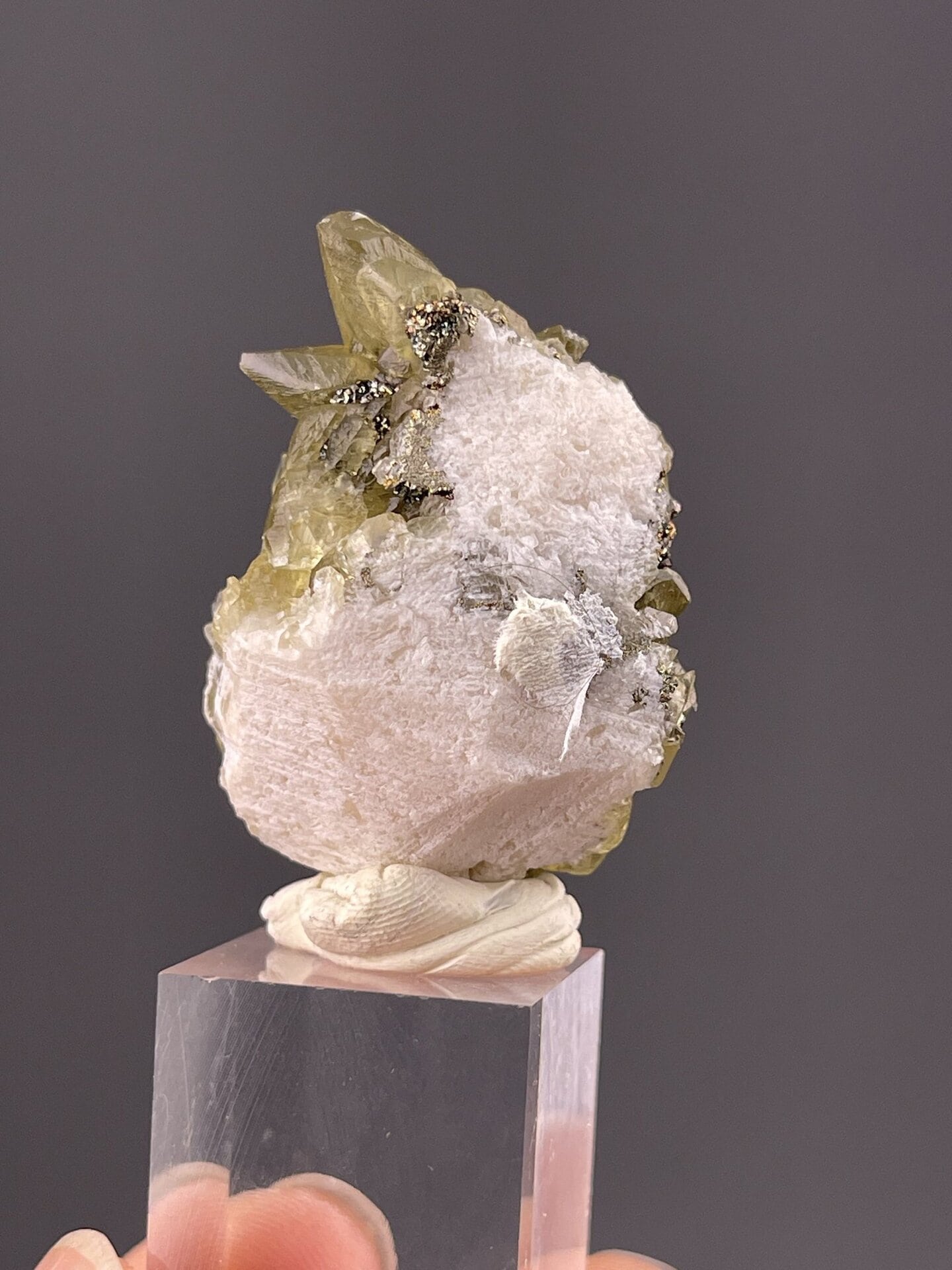 Angled view of Tonglushan calcite highlighting dogtooth form