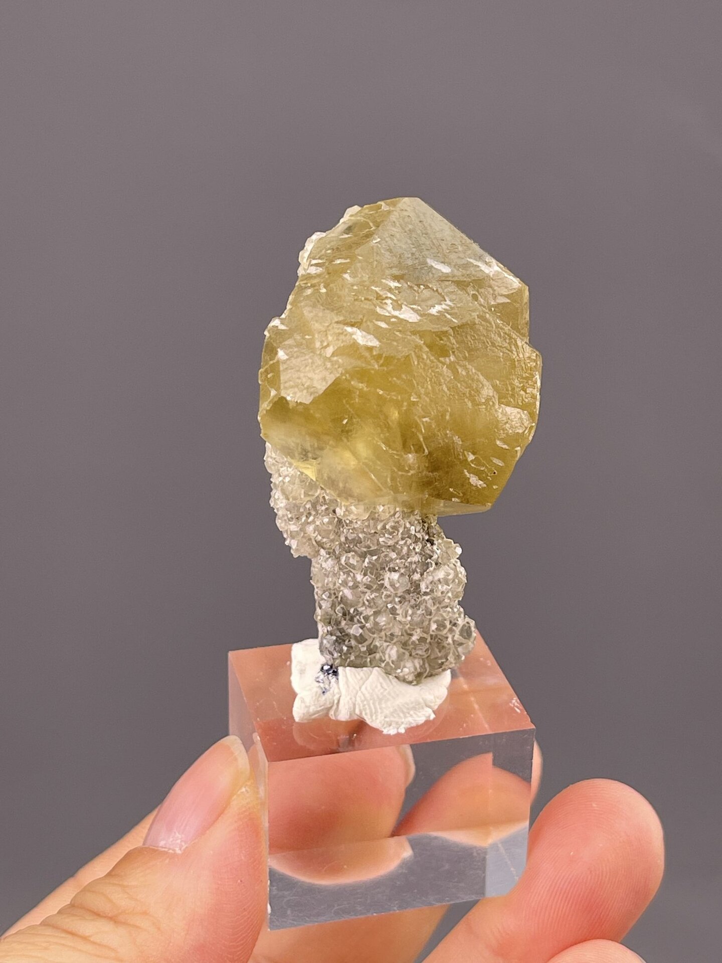 Front view of calcite scepter, 12×10×20 mm, Daye Mine Hubei